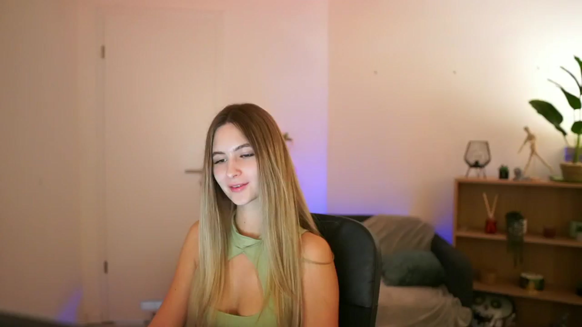 Gallery image thumbnail from CuteGirl_18's myfreecams stream on, 01/07/2025, 18:41 image 18 of 20