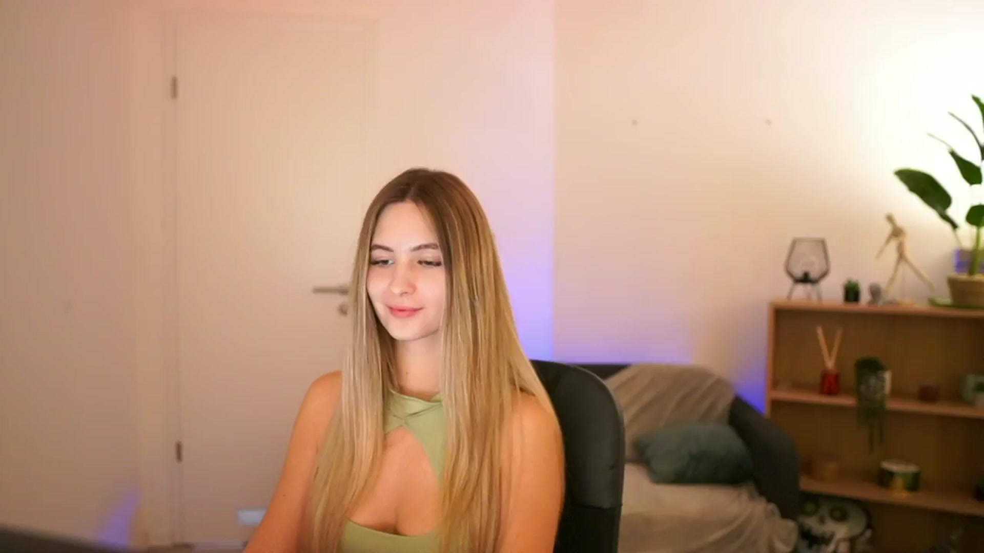 Gallery image thumbnail from CuteGirl_18's myfreecams stream on, 01/07/2025, 18:41 image 10 of 20