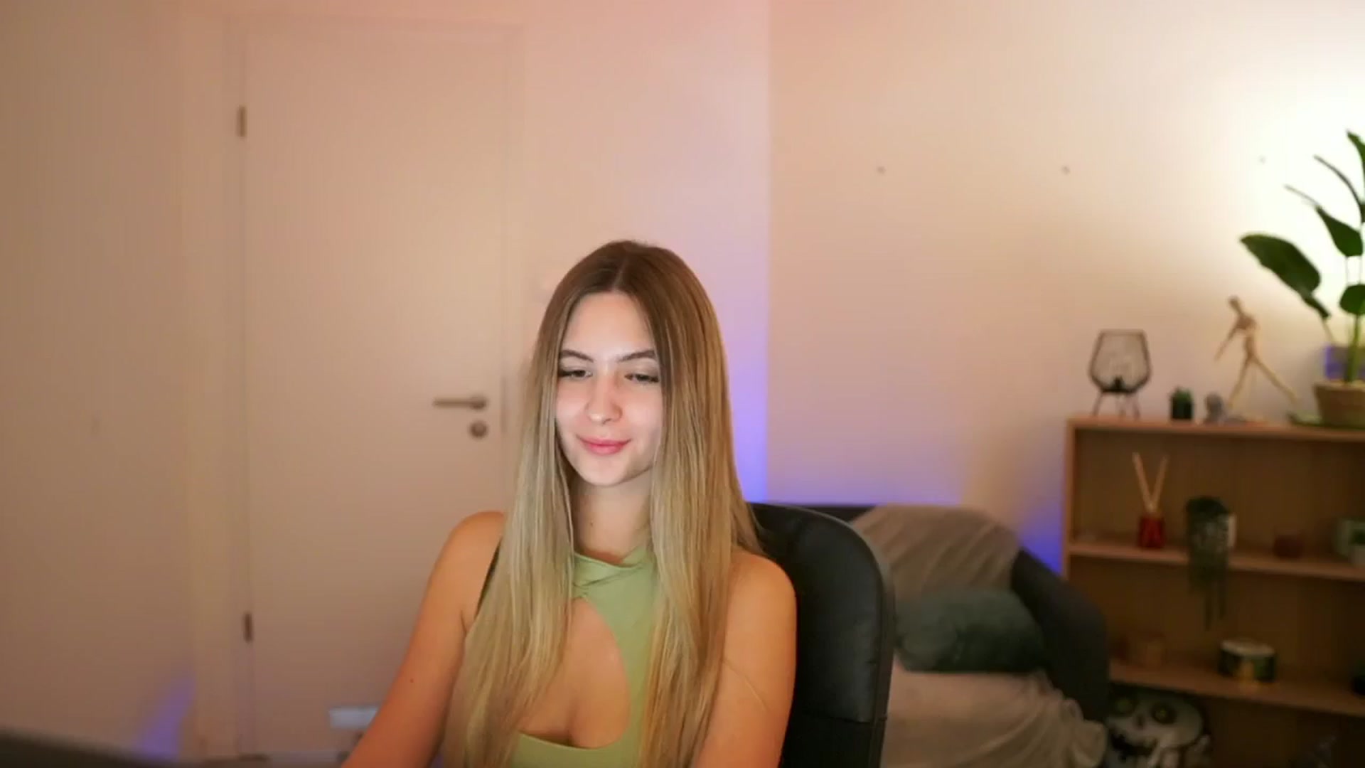 Gallery image thumbnail from CuteGirl_18's myfreecams stream on, 01/07/2025, 18:41 image 14 of 20