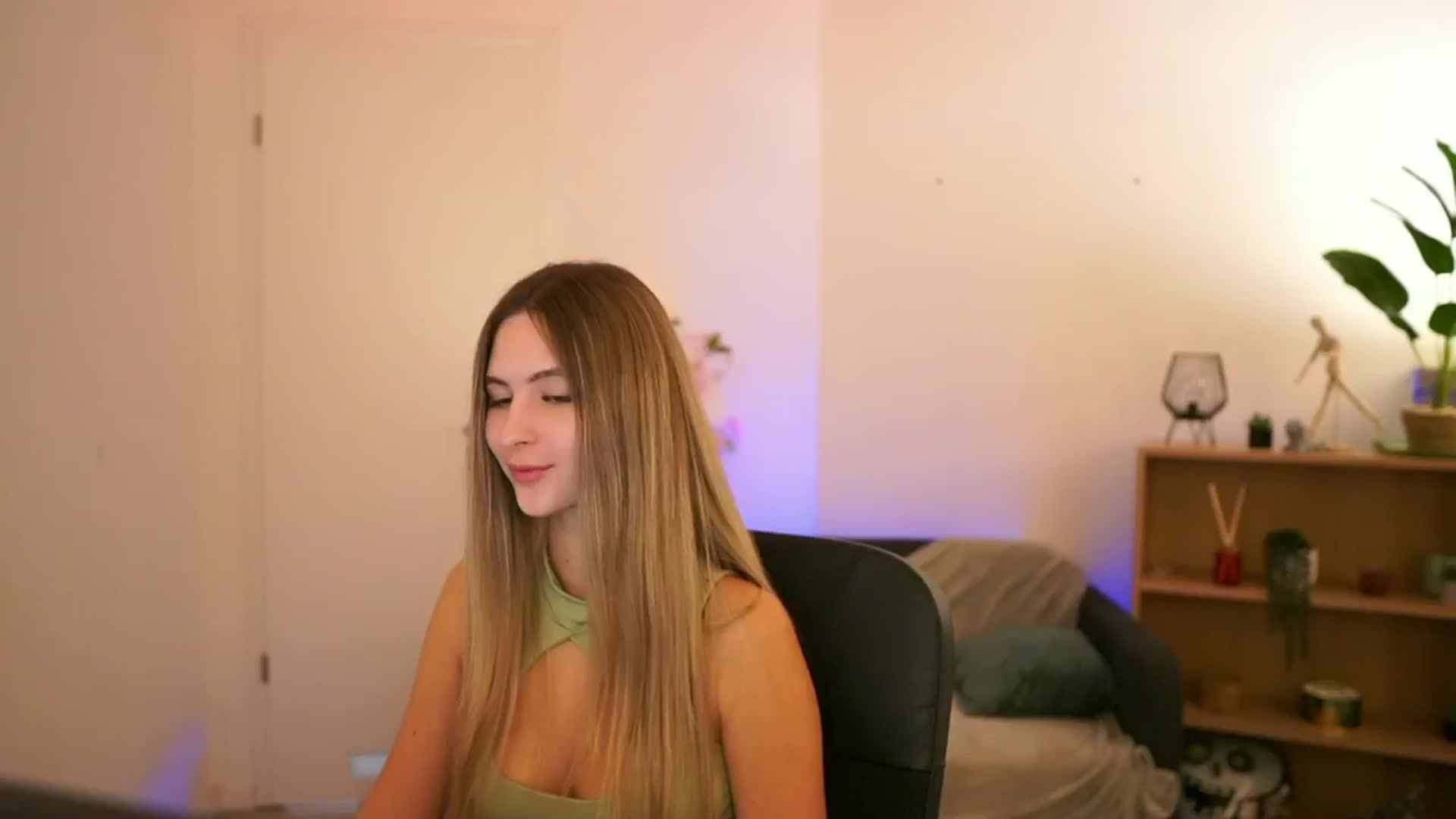 Gallery image thumbnail from CuteGirl_18's myfreecams stream on, 01/07/2025, 18:41 image 17 of 20