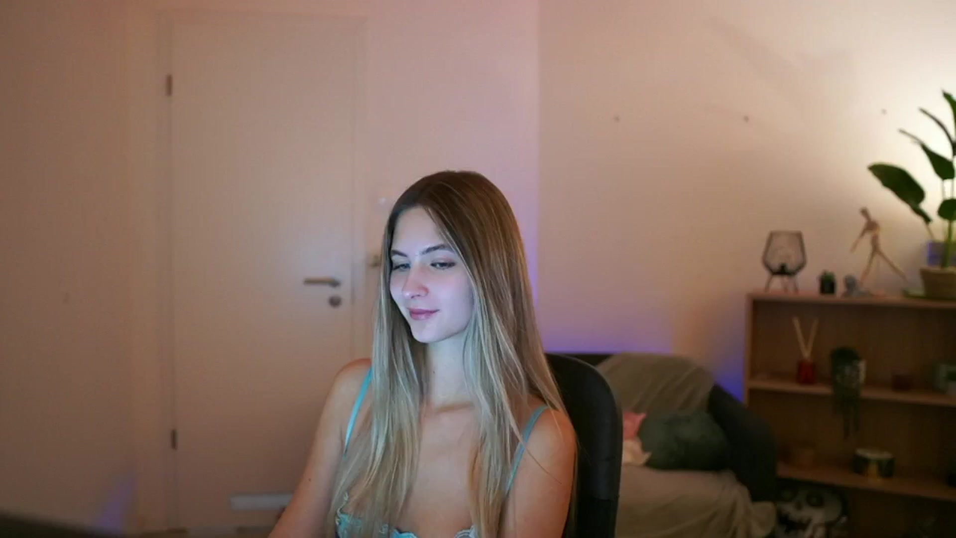 Gallery image thumbnail from CuteGirl_18's myfreecams stream on, 01/08/2025, 15:52 image 11 of 20