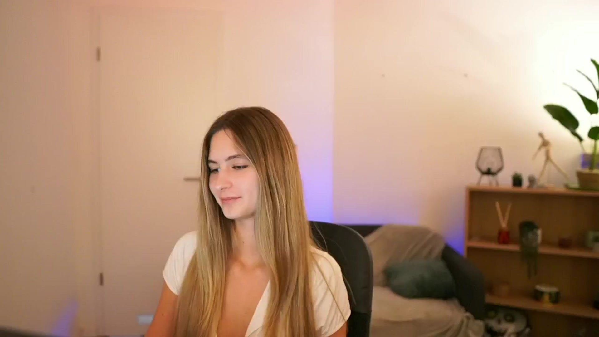 Gallery image thumbnail from CuteGirl_18's myfreecams stream on, 01/08/2025, 16:50 image 1 of 20