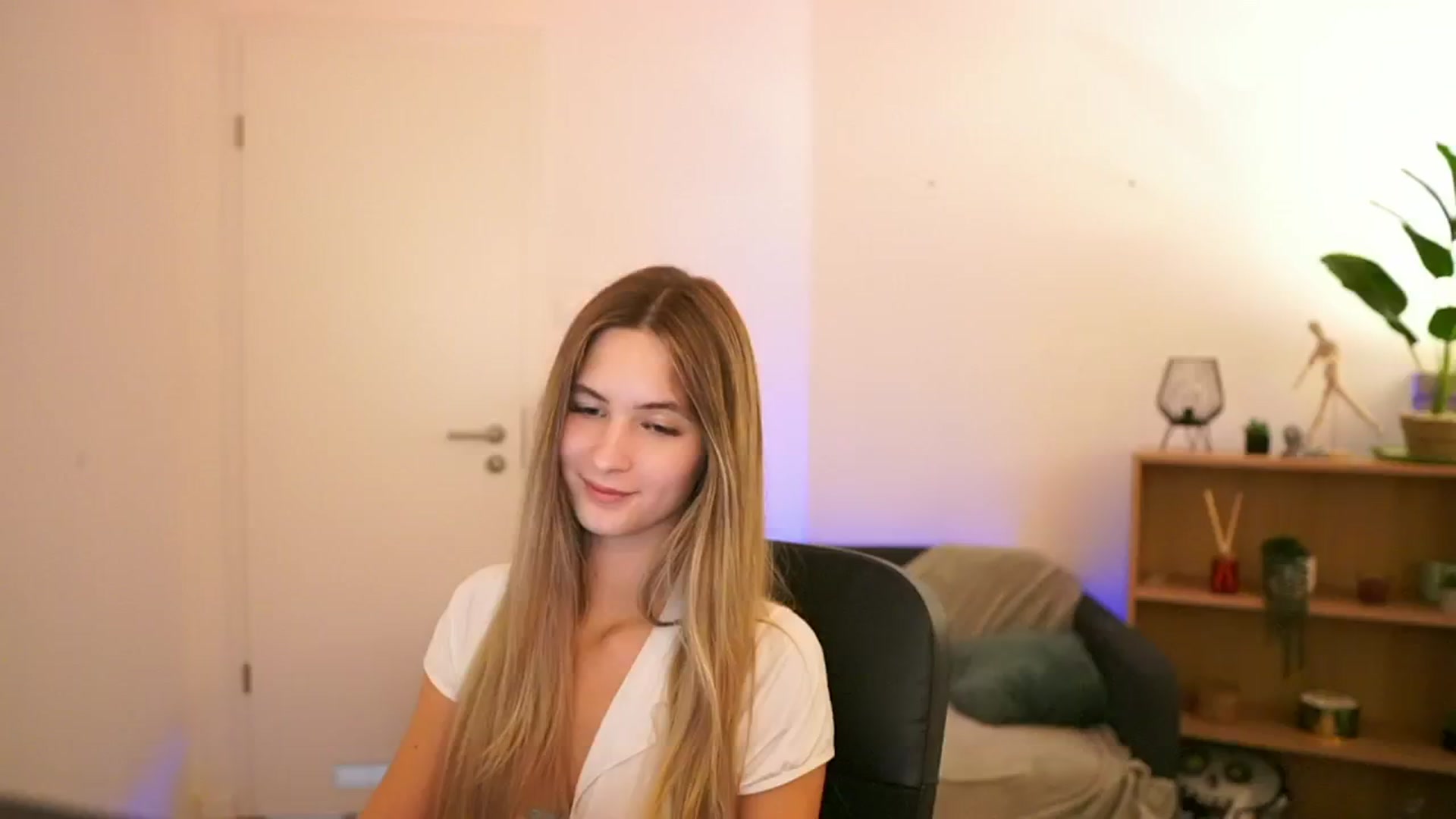 Gallery image thumbnail from CuteGirl_18's myfreecams stream on, 01/08/2025, 16:50 image 5 of 20