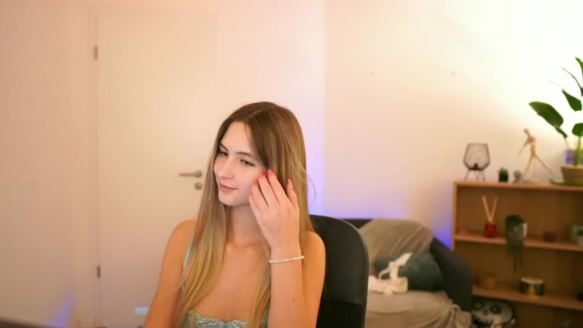Gallery image thumbnail from CuteGirl_18's myfreecams stream on, 01/08/2025, 16:50 image 7 of 20