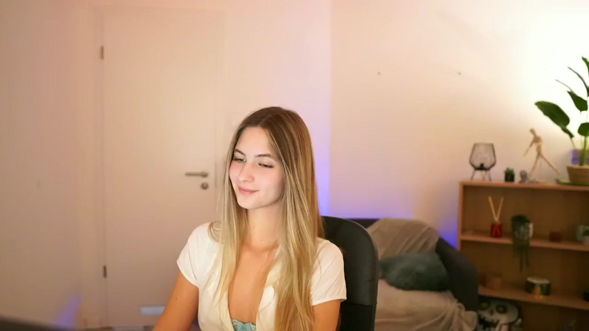 Gallery image thumbnail from CuteGirl_18's myfreecams stream on, 01/08/2025, 17:42 image 8 of 20