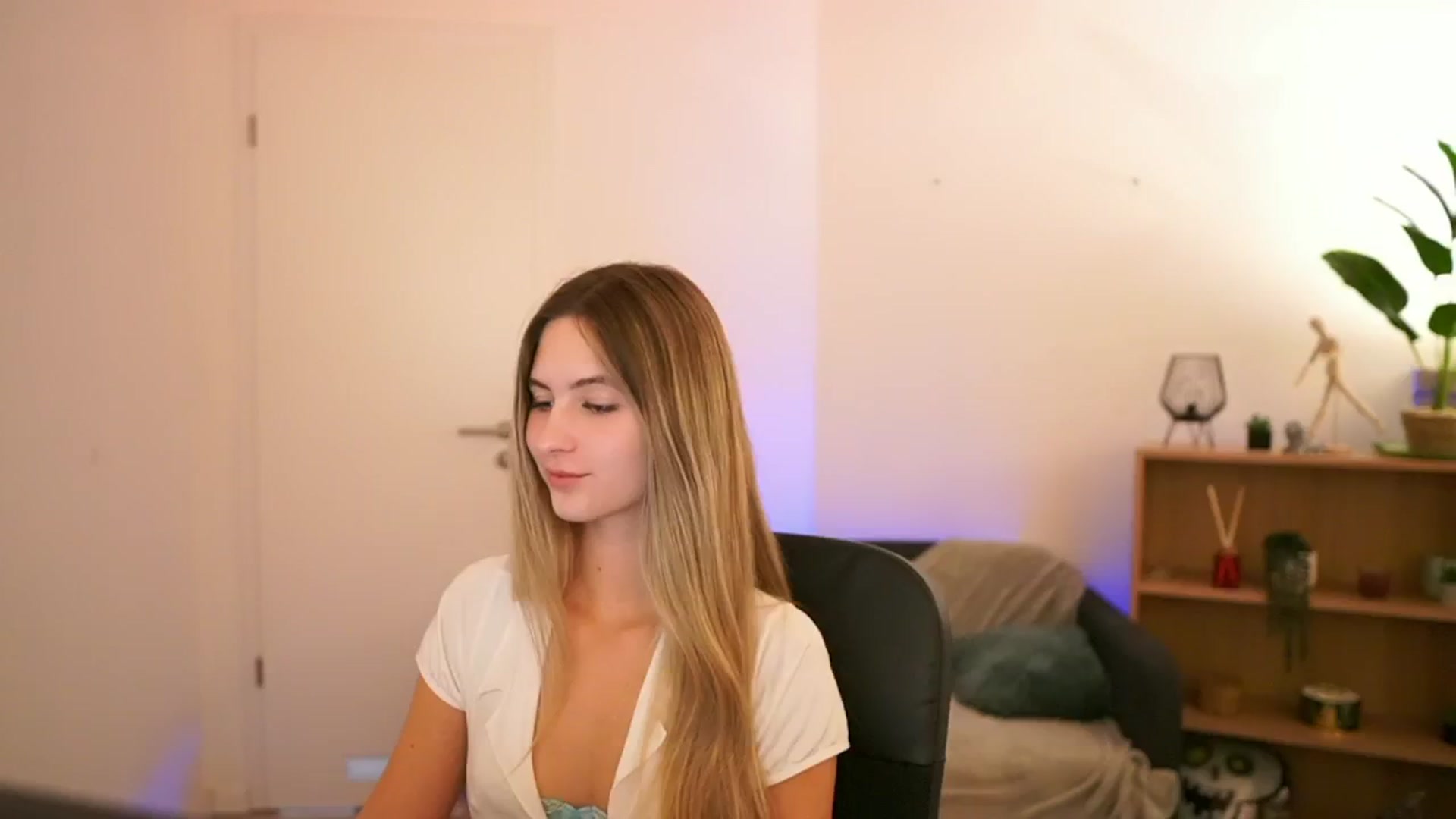 Gallery image thumbnail from CuteGirl_18's myfreecams stream on, 01/08/2025, 17:42 image 4 of 20