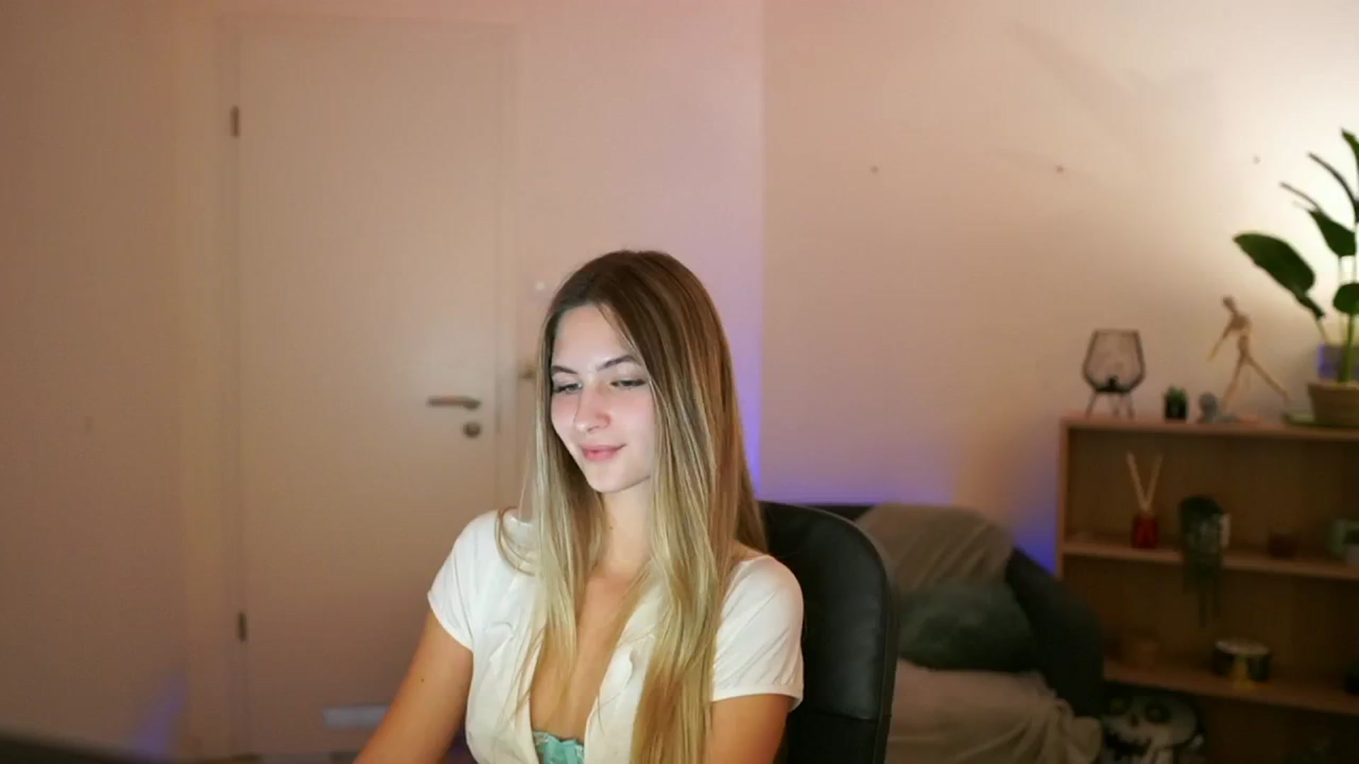 Gallery image thumbnail from CuteGirl_18's myfreecams stream on, 01/08/2025, 17:42 image 9 of 20