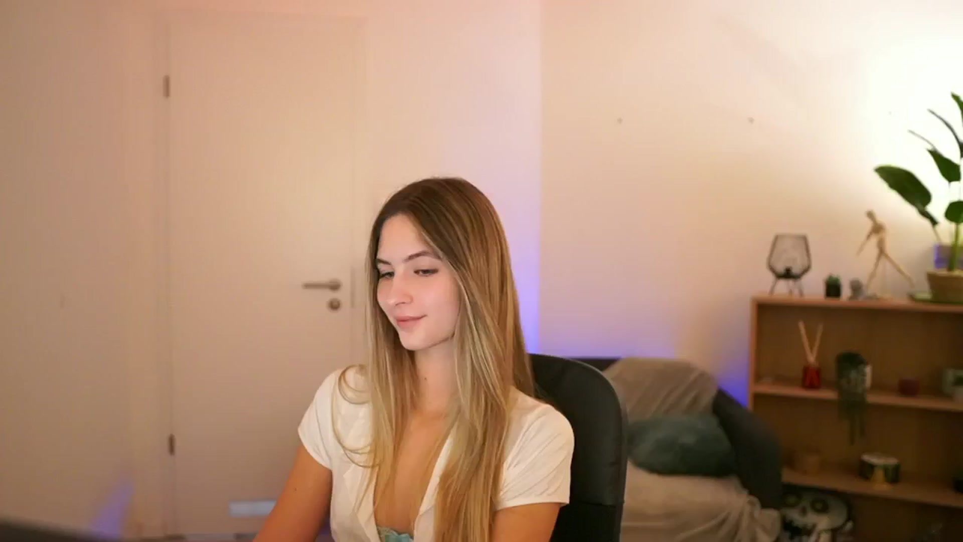 Gallery image thumbnail from CuteGirl_18's myfreecams stream on, 01/08/2025, 17:42 image 13 of 20