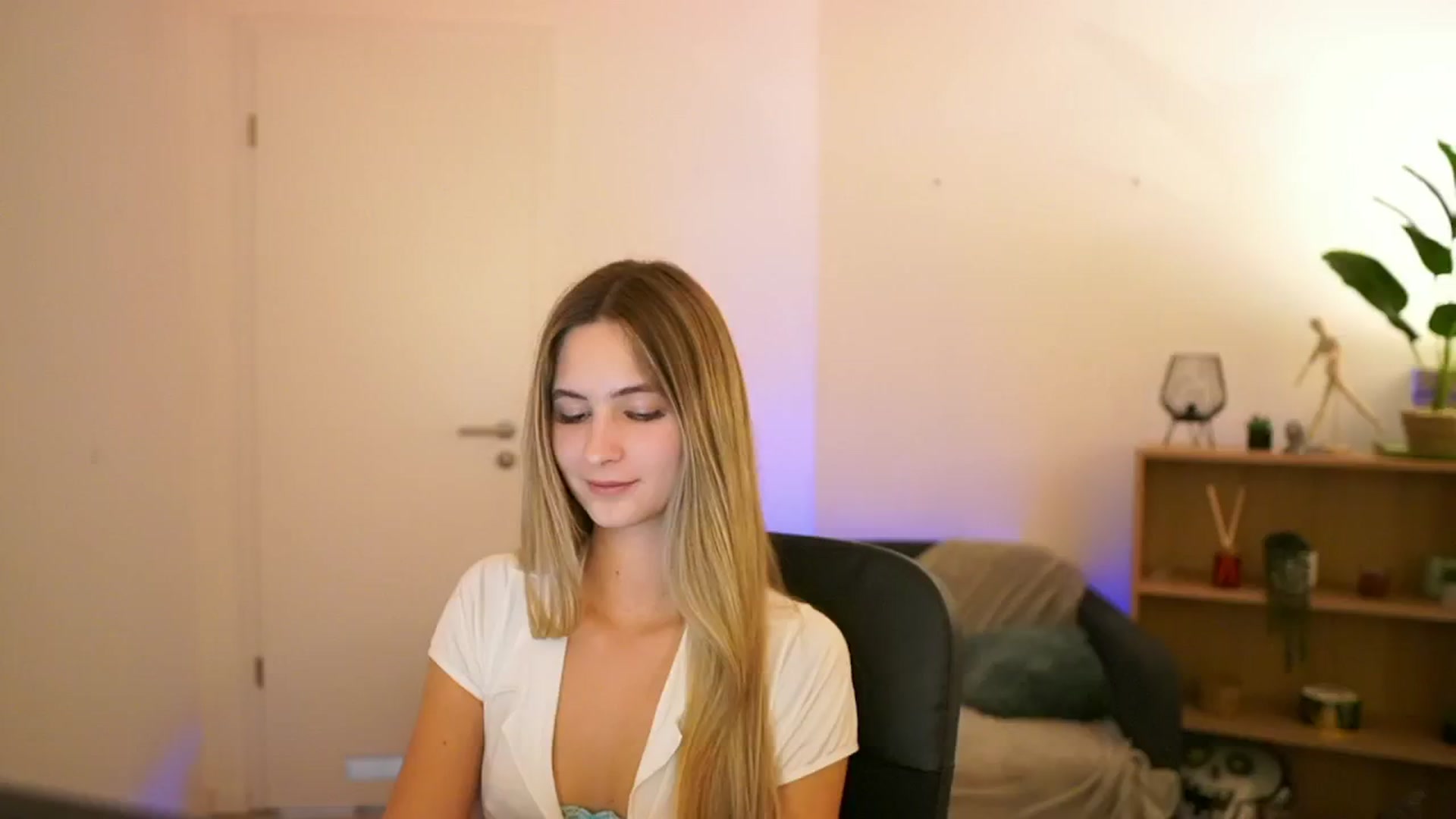 Gallery image thumbnail from CuteGirl_18's myfreecams stream on, 01/08/2025, 17:42 image 1 of 20