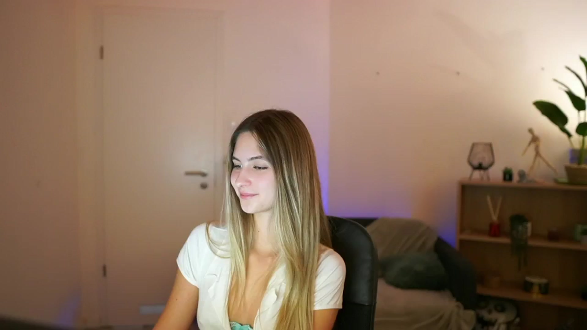 Gallery image thumbnail from CuteGirl_18's myfreecams stream on, 01/08/2025, 17:42 image 10 of 20