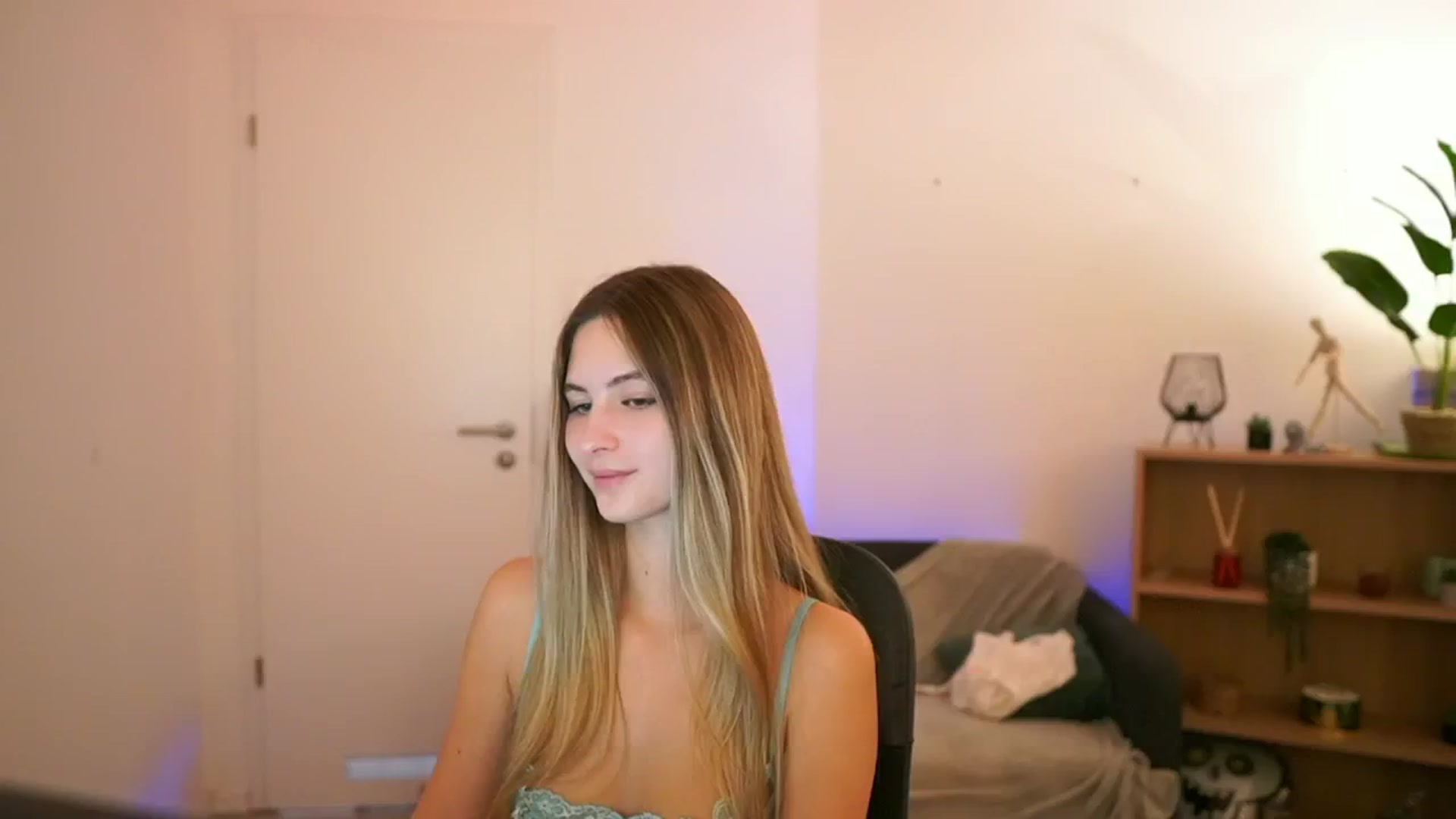 Gallery image thumbnail from CuteGirl_18's myfreecams stream on, 01/08/2025, 17:42 image 20 of 20