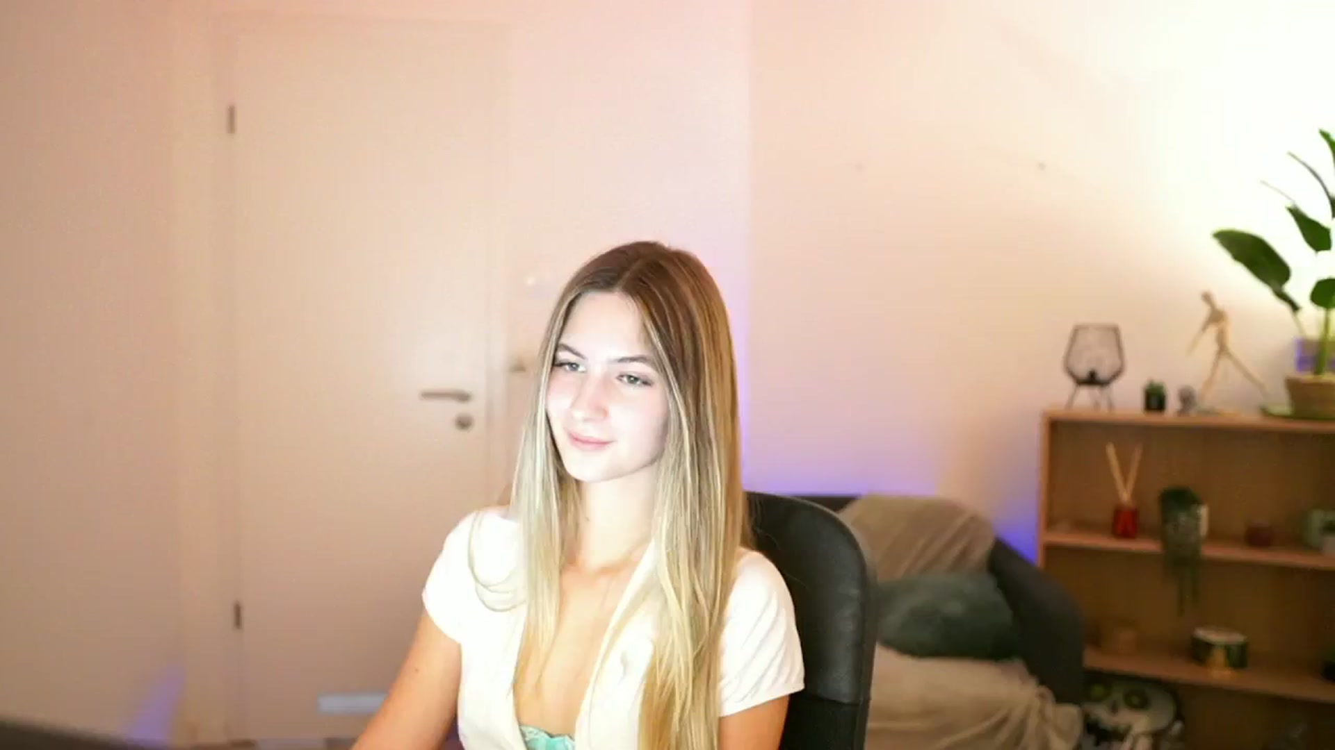 Gallery image thumbnail from CuteGirl_18's myfreecams stream on, 01/08/2025, 17:42 image 12 of 20