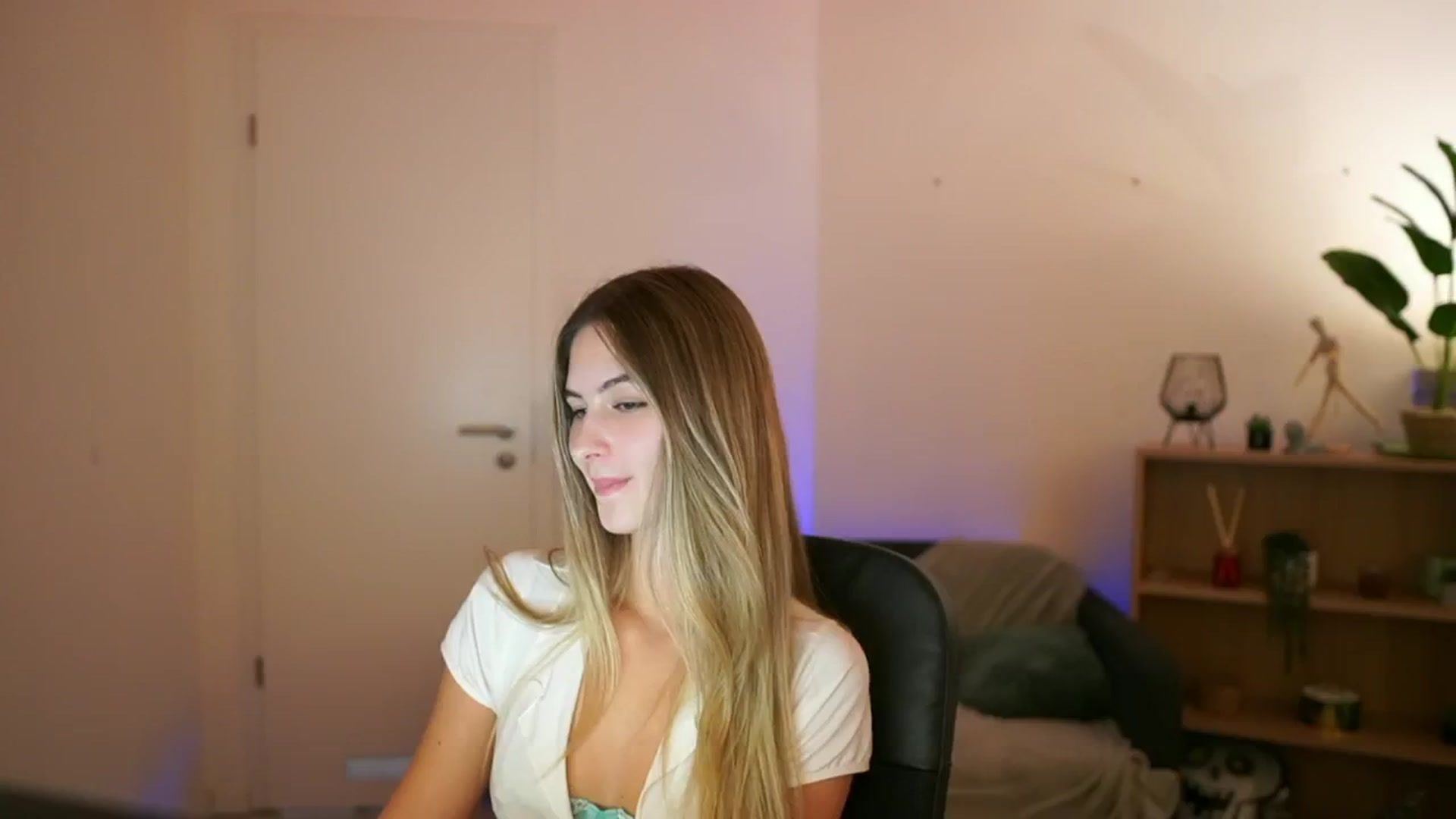 Gallery image thumbnail from CuteGirl_18's myfreecams stream on, 01/08/2025, 17:42 image 6 of 20