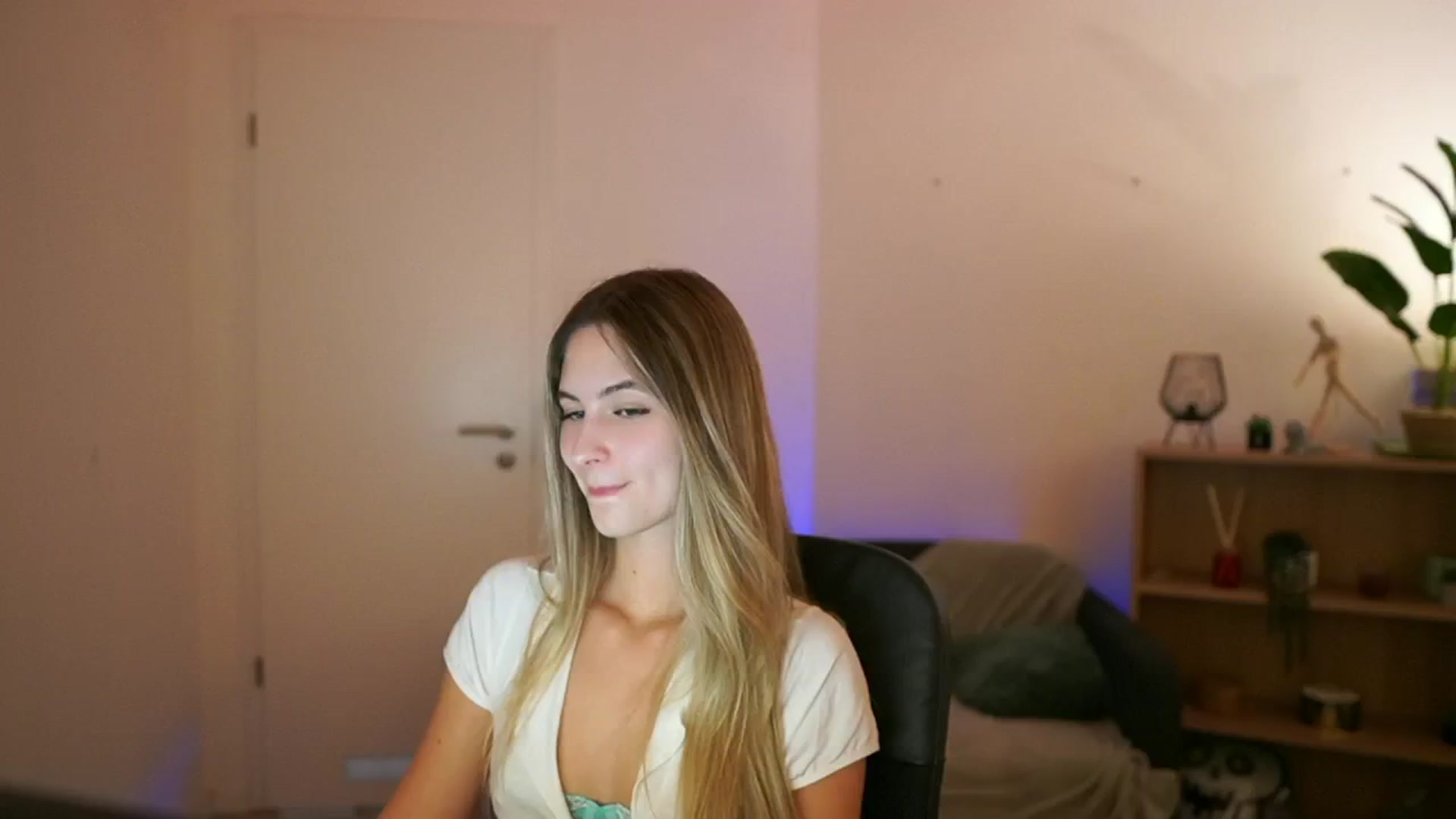 Gallery image thumbnail from CuteGirl_18's myfreecams stream on, 01/08/2025, 17:42 image 7 of 20