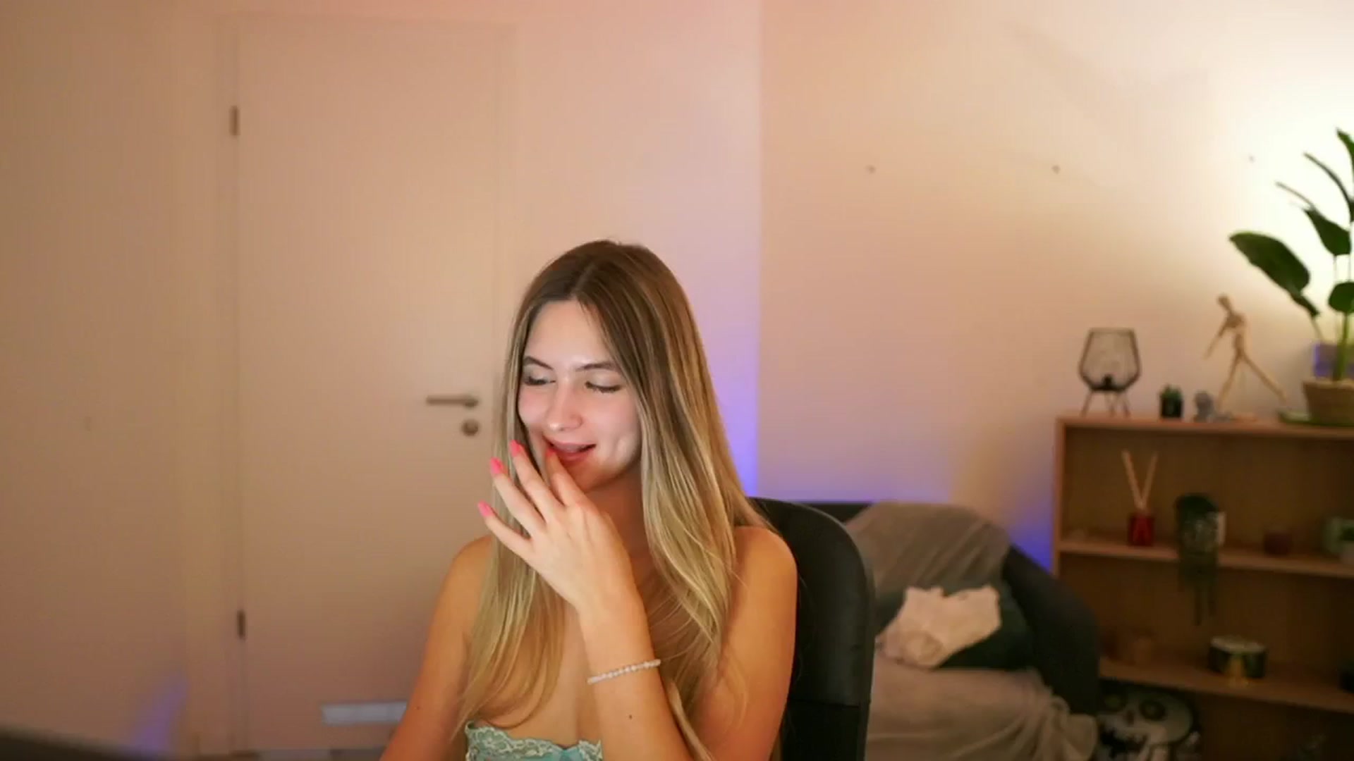 Gallery image thumbnail from CuteGirl_18's myfreecams stream on, 01/08/2025, 17:42 image 18 of 20