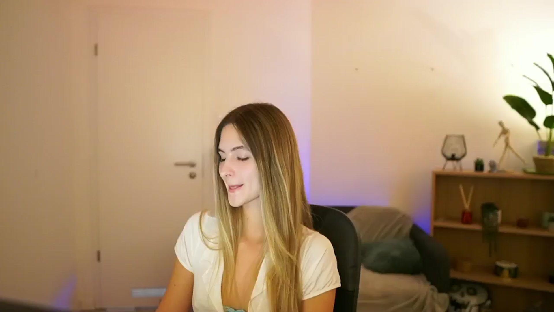 Gallery image thumbnail from CuteGirl_18's myfreecams stream on, 01/08/2025, 17:42 image 11 of 20