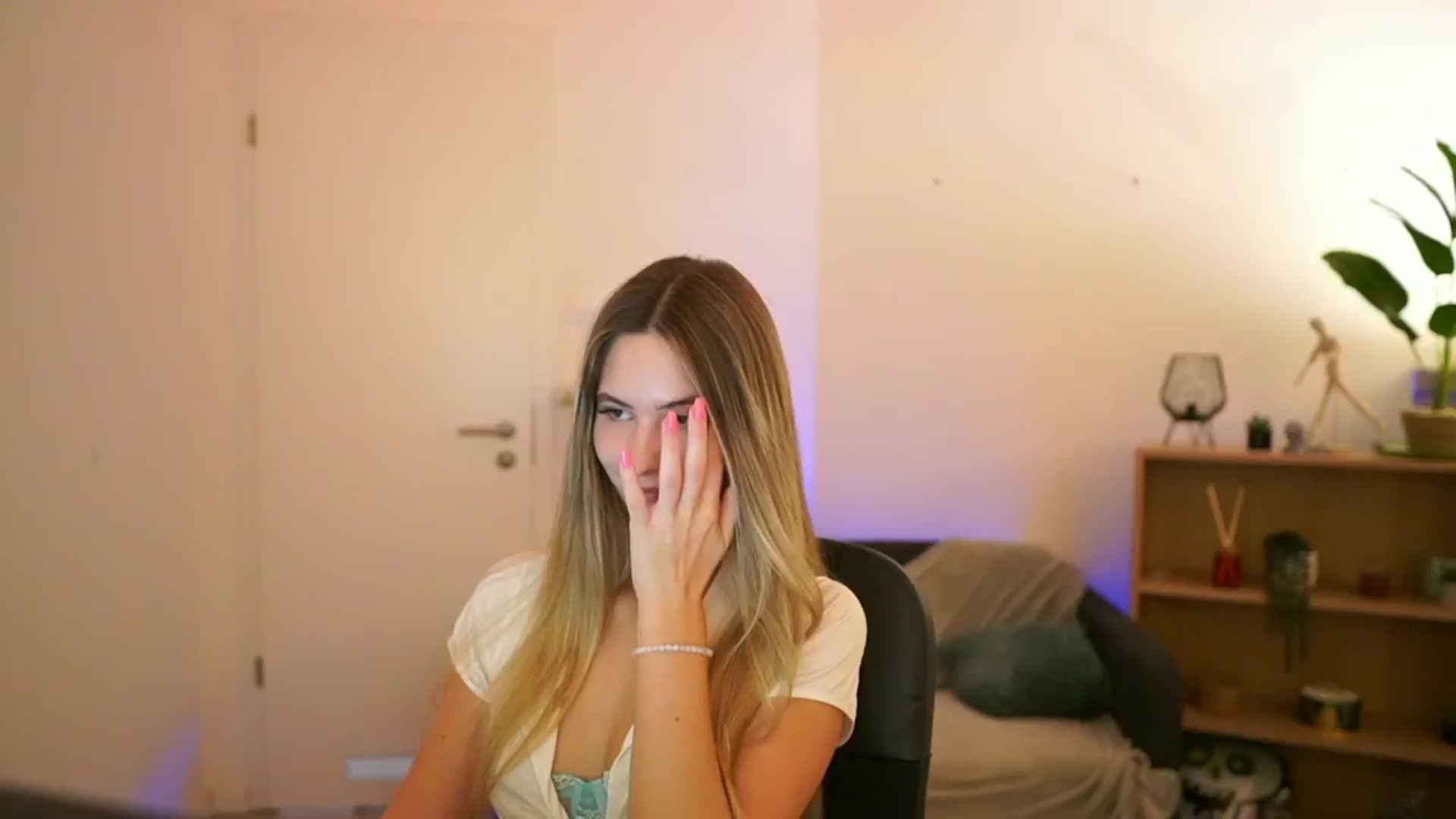 Gallery image thumbnail from CuteGirl_18's myfreecams stream on, 01/08/2025, 18:28 image 7 of 20