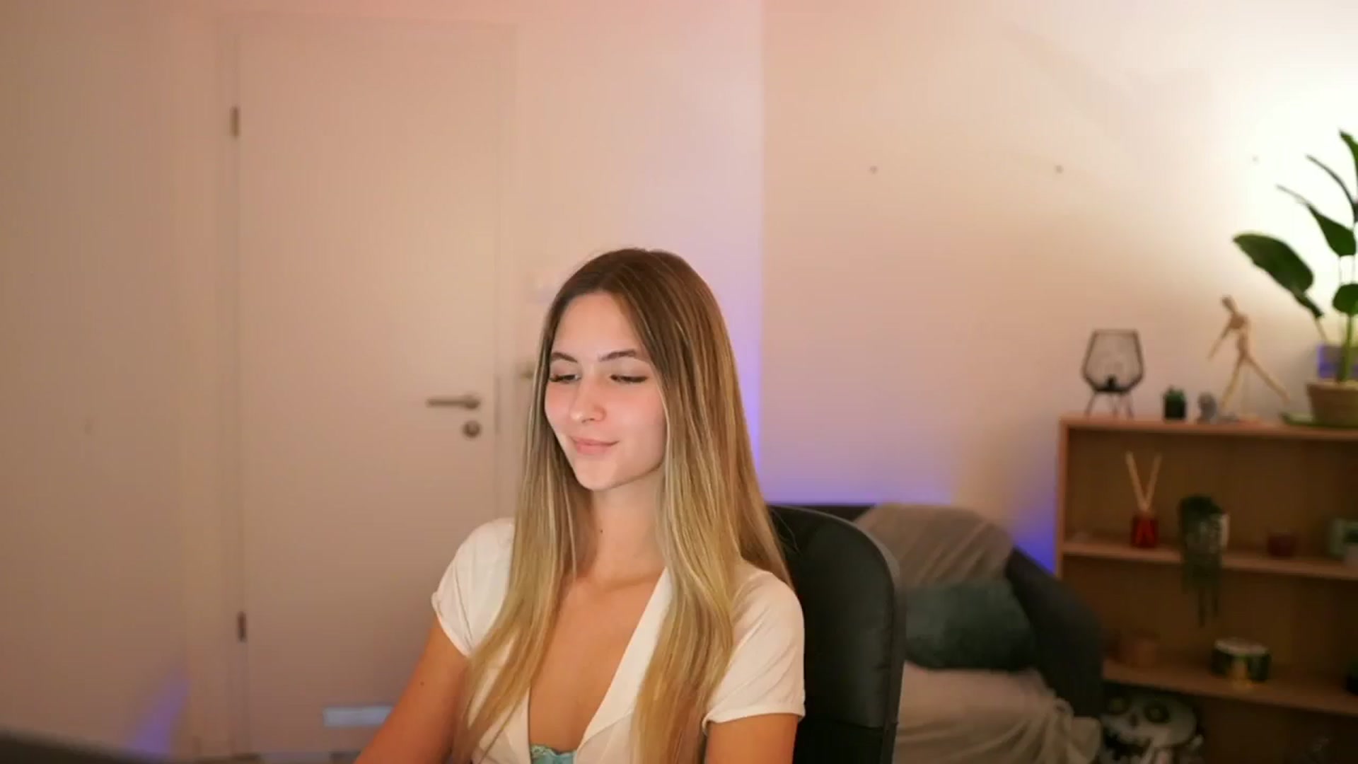 Gallery image thumbnail from CuteGirl_18's myfreecams stream on, 01/08/2025, 18:28 image 13 of 20