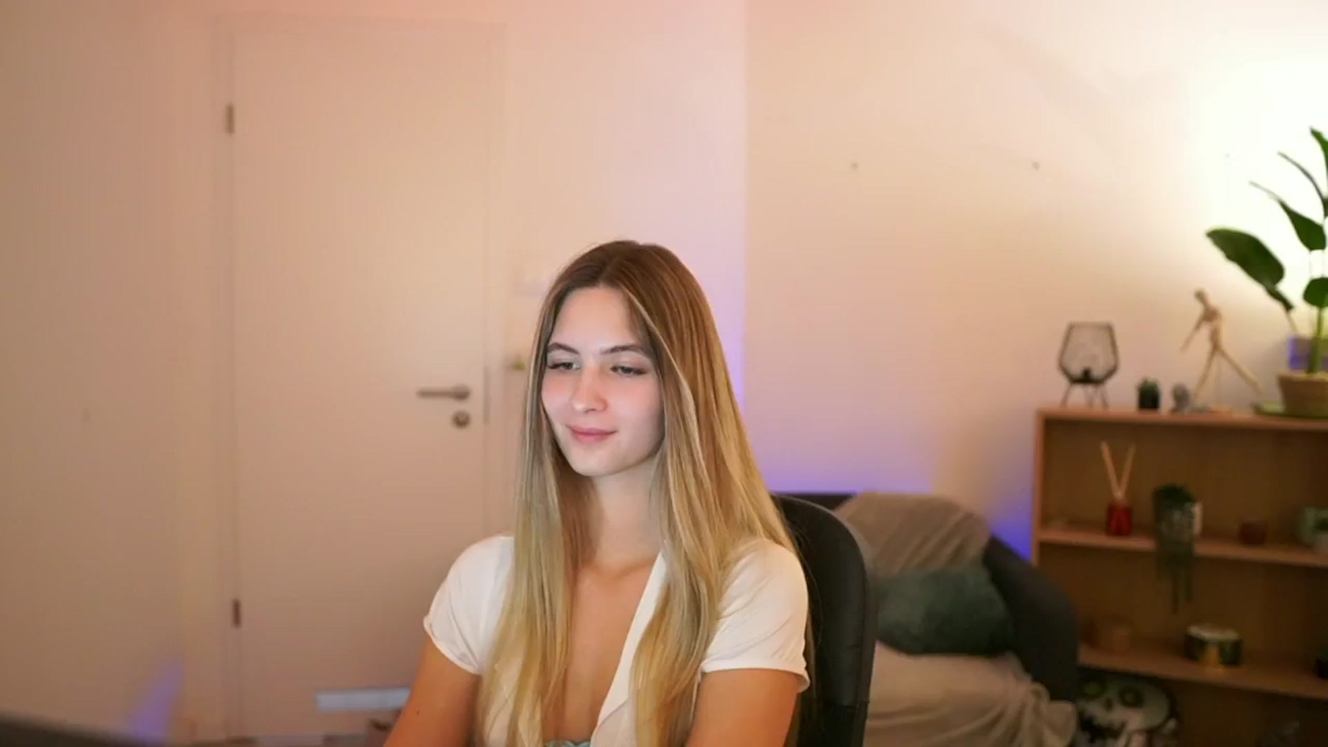 Gallery image thumbnail from CuteGirl_18's myfreecams stream on, 01/08/2025, 18:28 image 10 of 20
