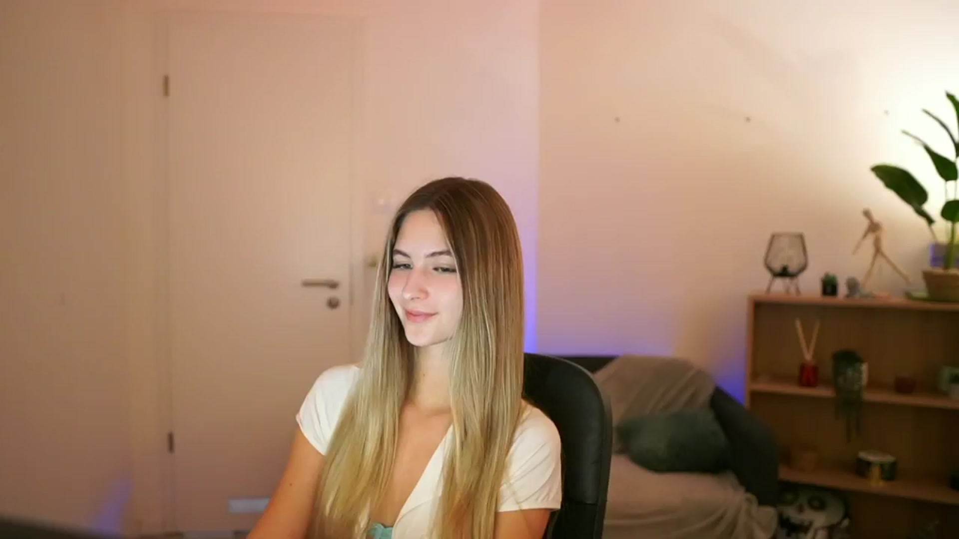 Gallery image thumbnail from CuteGirl_18's myfreecams stream on, 01/08/2025, 18:28 image 1 of 20