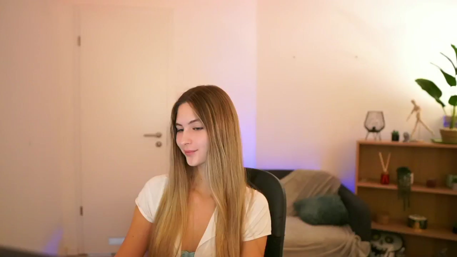Gallery image thumbnail from CuteGirl_18's myfreecams stream on, 01/08/2025, 18:28 image 2 of 20