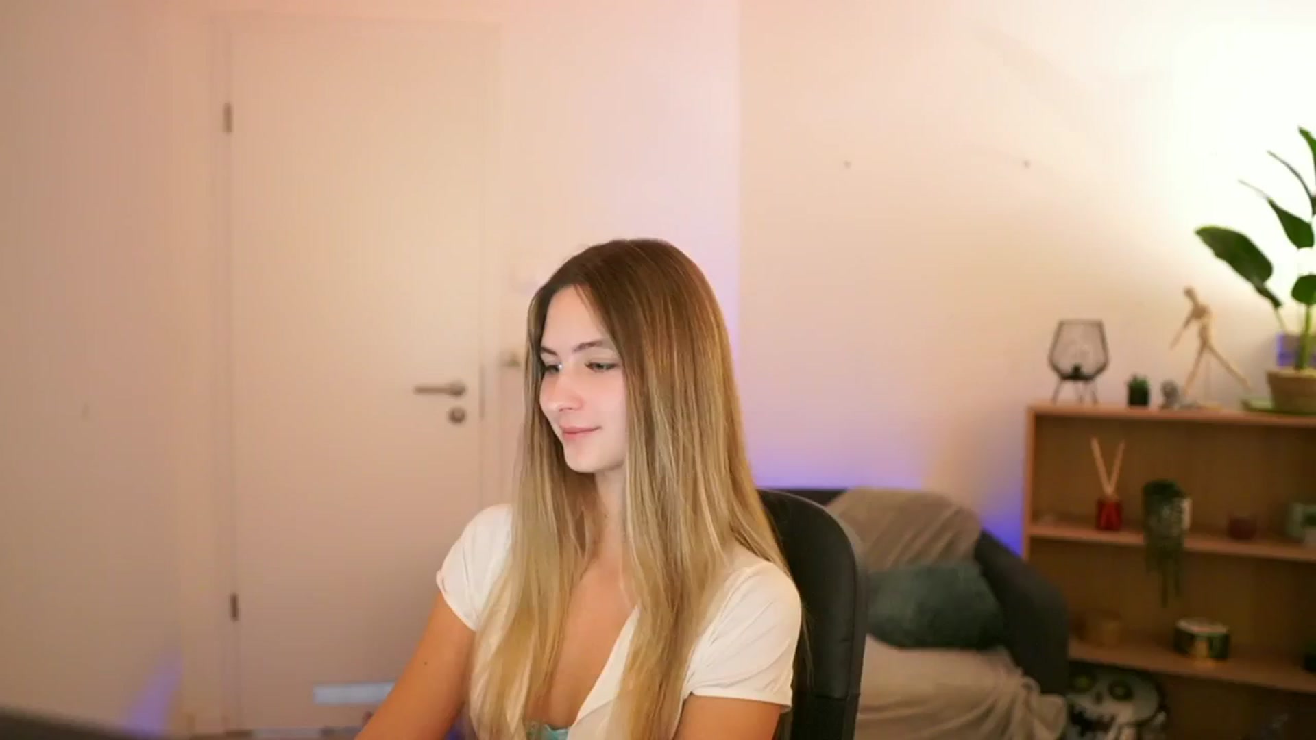 Gallery image thumbnail from CuteGirl_18's myfreecams stream on, 01/08/2025, 18:28 image 8 of 20