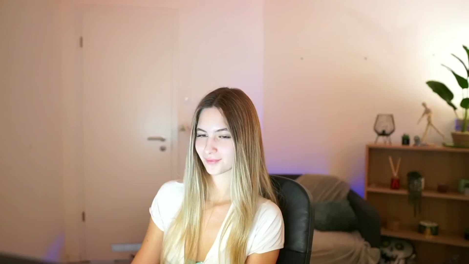 Gallery image thumbnail from CuteGirl_18's myfreecams stream on, 01/08/2025, 18:28 image 14 of 20