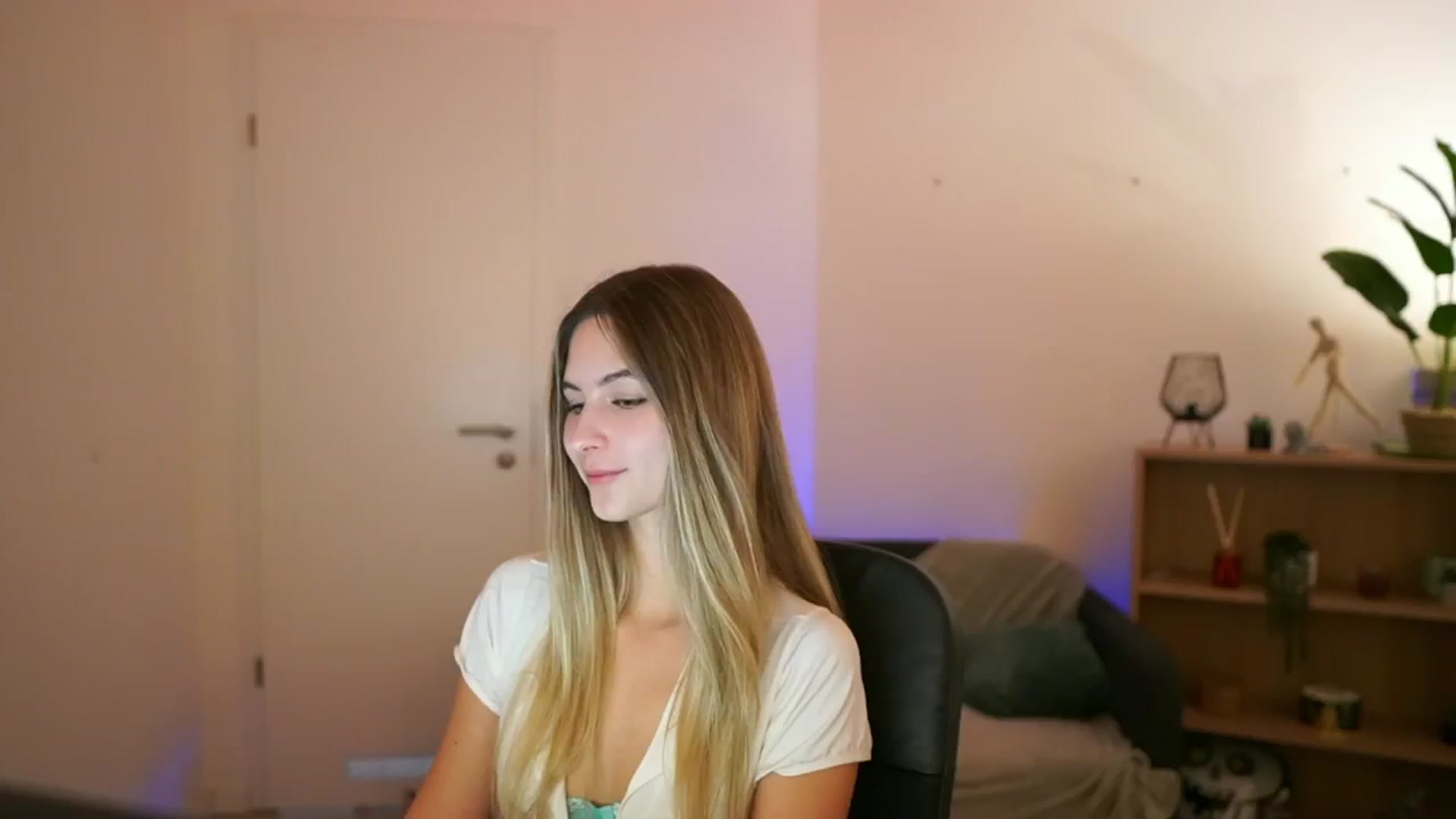 Gallery image thumbnail from CuteGirl_18's myfreecams stream on, 01/08/2025, 18:28 image 12 of 20