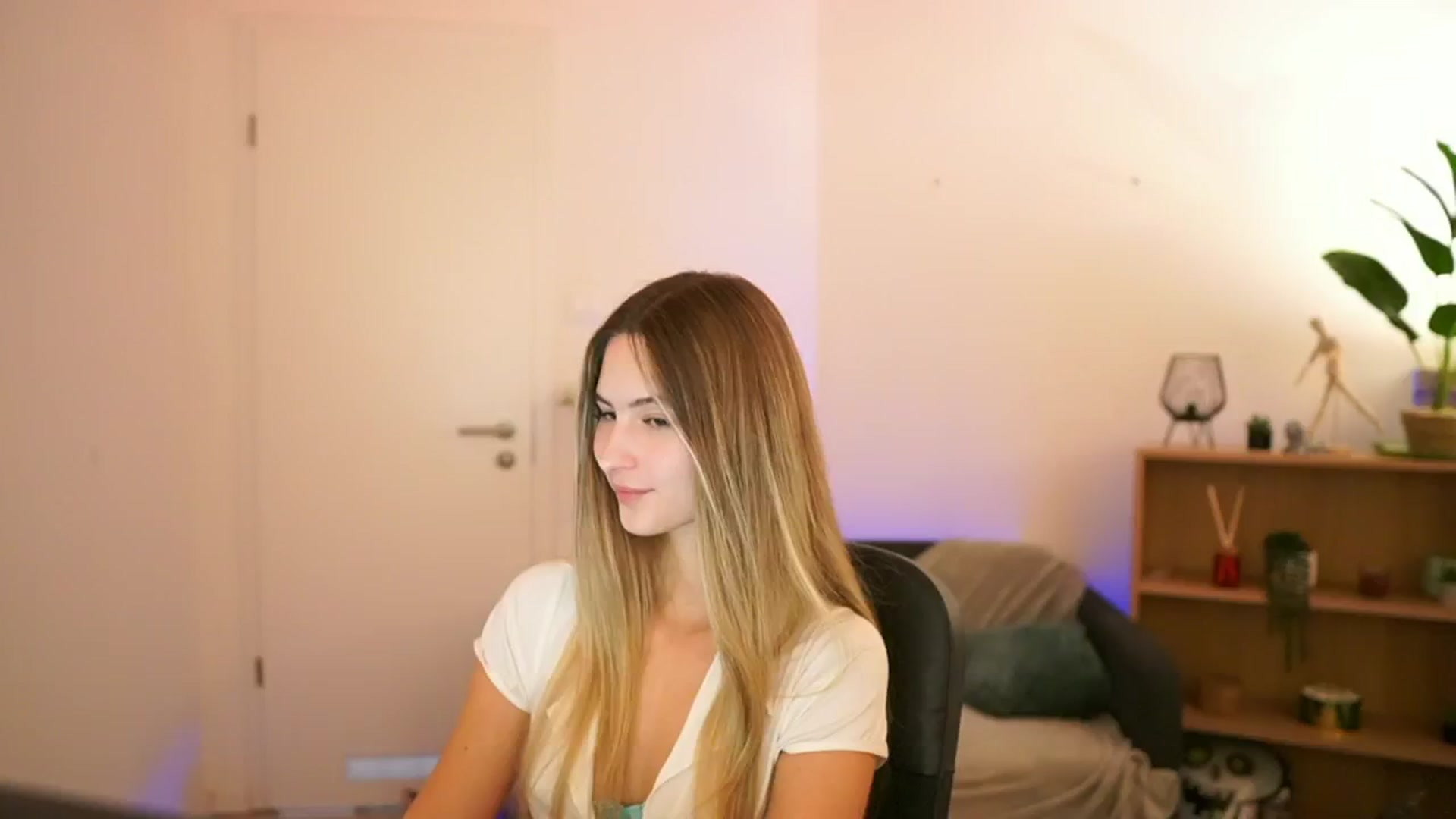Gallery image thumbnail from CuteGirl_18's myfreecams stream on, 01/08/2025, 18:28 image 11 of 20