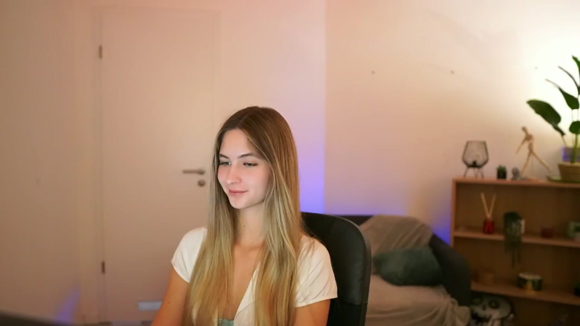 Gallery image thumbnail from CuteGirl_18's myfreecams stream on, 01/08/2025, 18:28 image 3 of 20