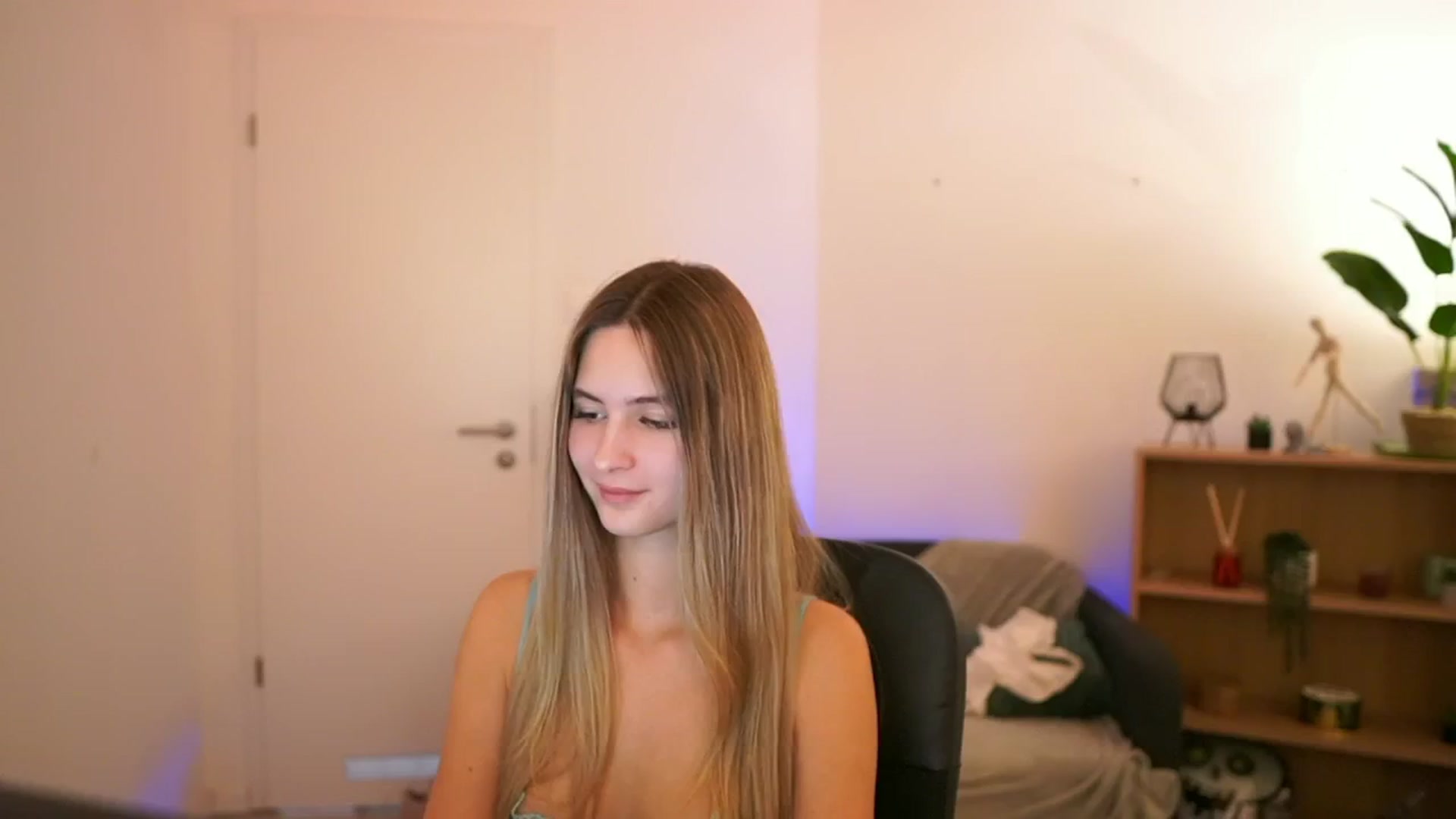 Gallery image thumbnail from CuteGirl_18's myfreecams stream on, 01/08/2025, 18:28 image 20 of 20
