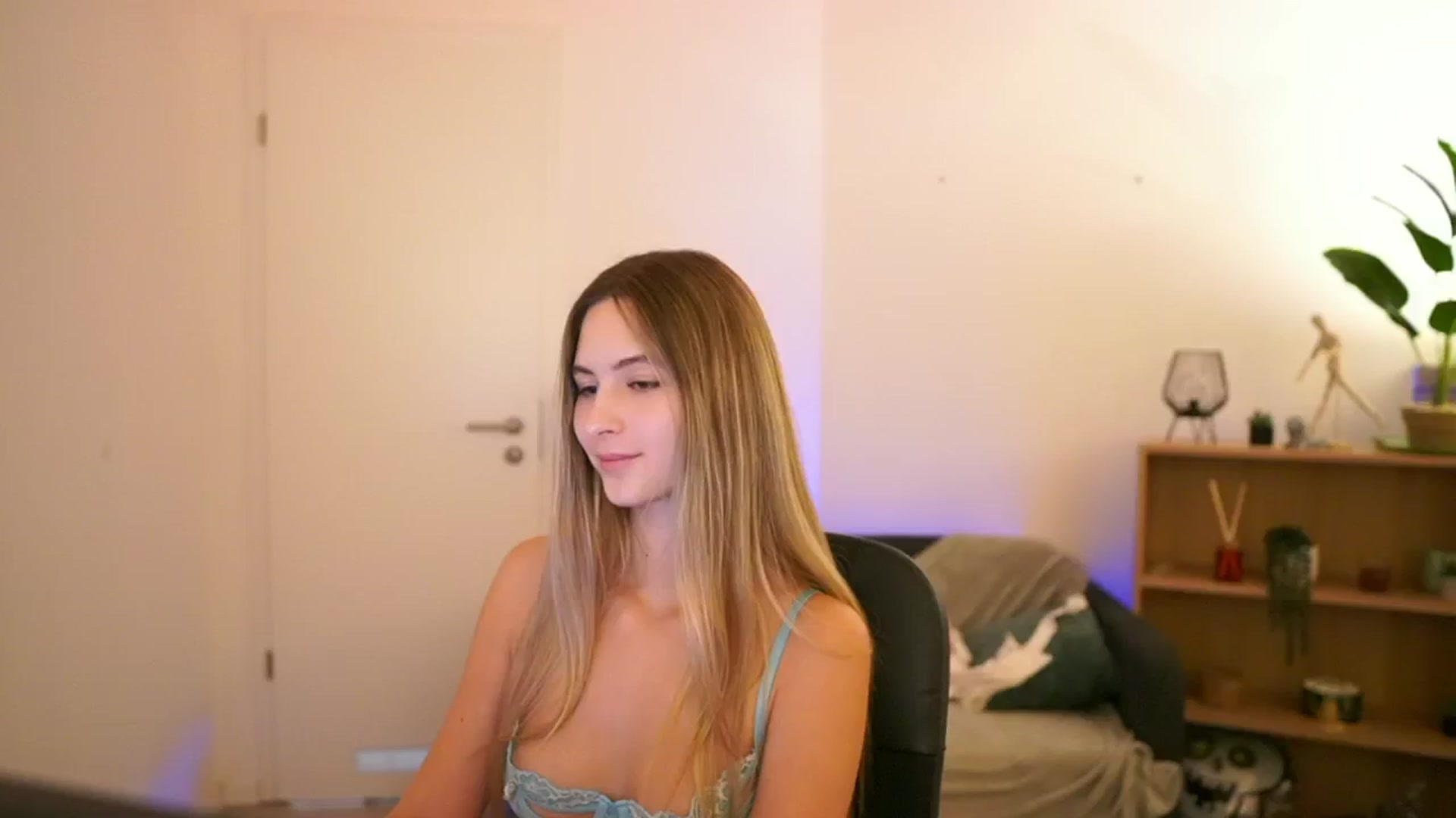 Gallery image thumbnail from CuteGirl_18's myfreecams stream on, 01/08/2025, 19:08 image 14 of 20
