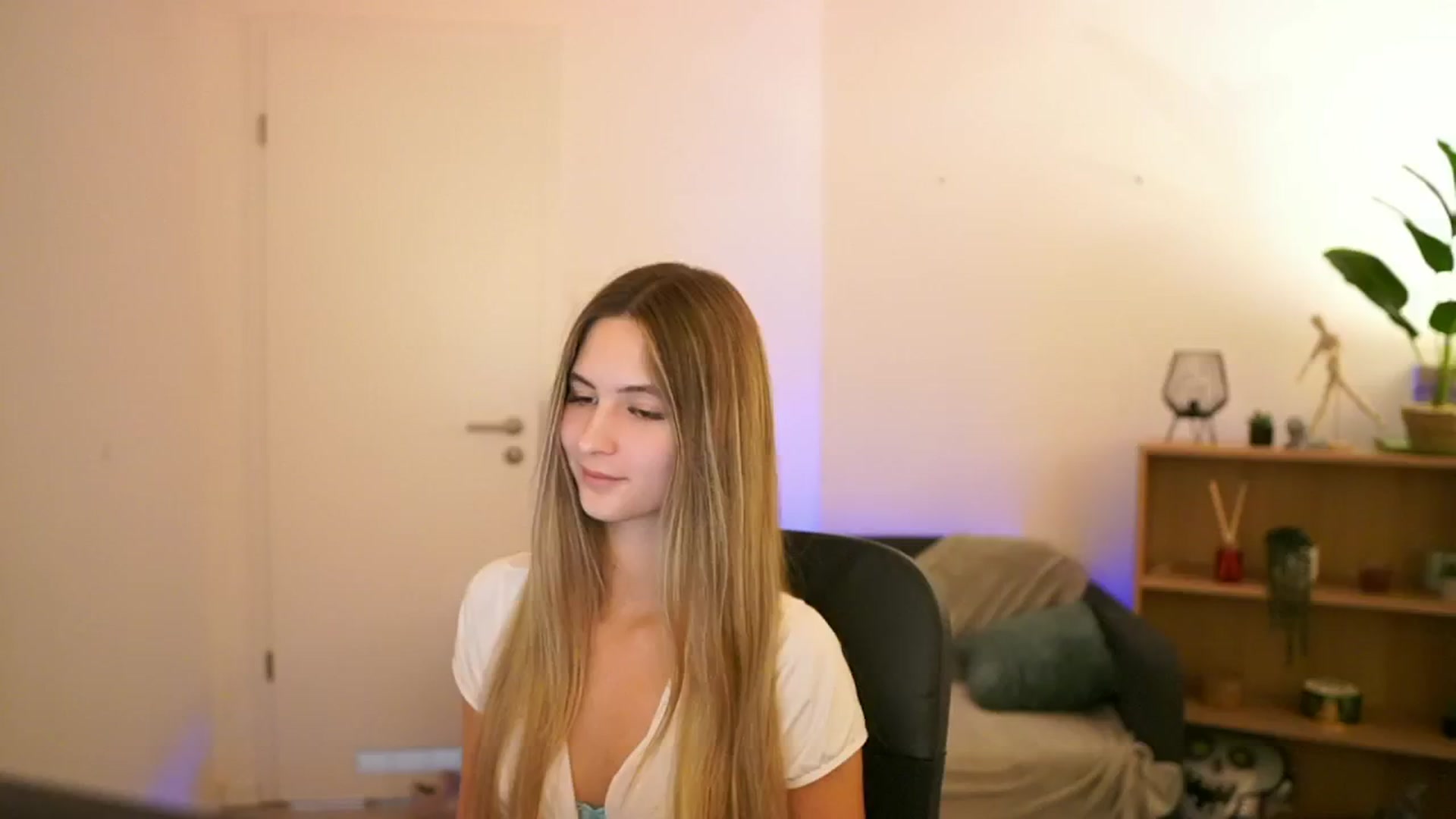 Gallery image thumbnail from CuteGirl_18's myfreecams stream on, 01/08/2025, 19:08 image 5 of 20