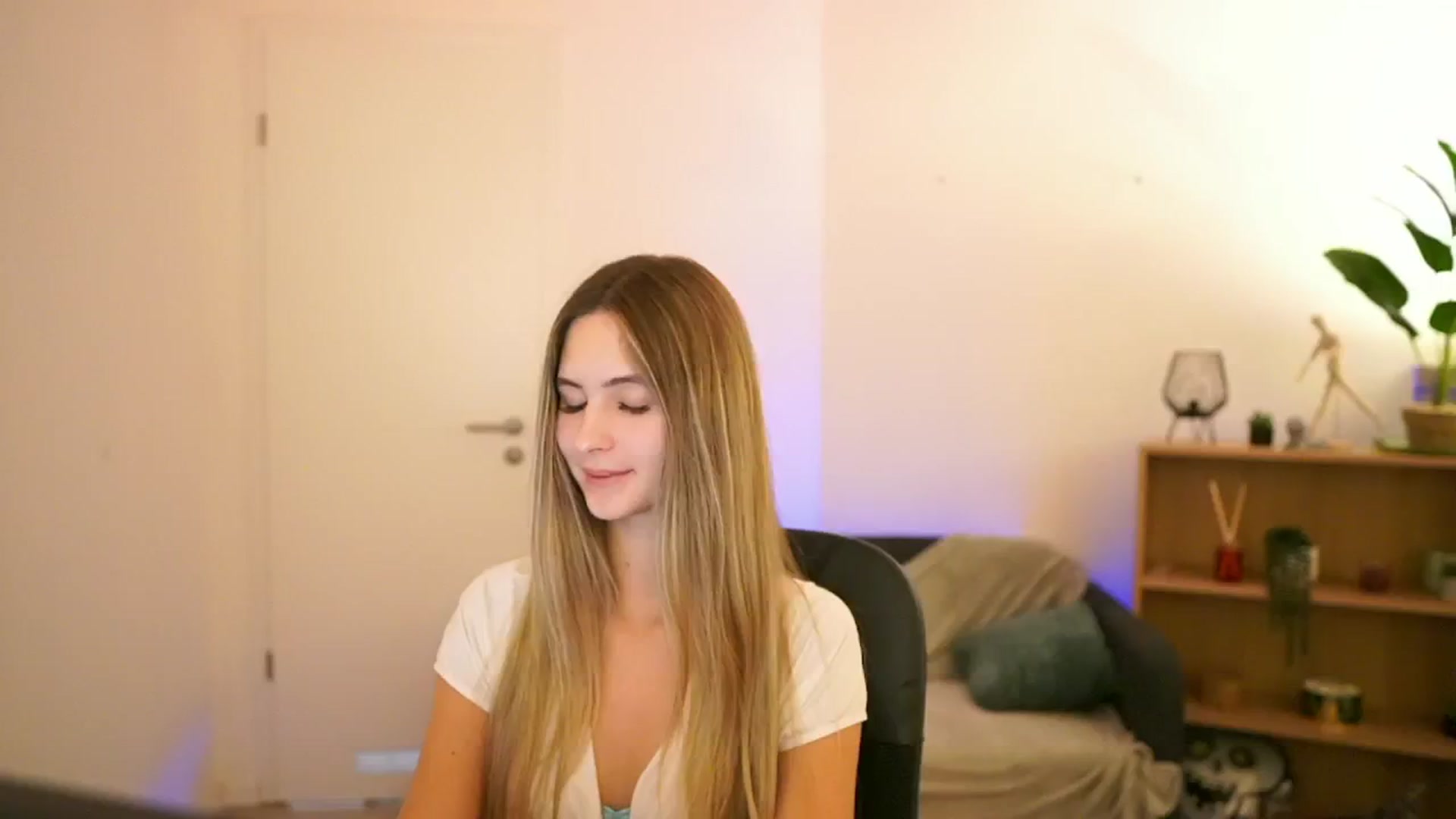 Gallery image thumbnail from CuteGirl_18's myfreecams stream on, 01/08/2025, 19:08 image 1 of 20