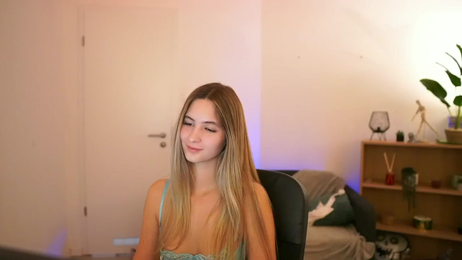 Gallery image thumbnail from CuteGirl_18's myfreecams stream on, 01/08/2025, 19:08 image 17 of 20