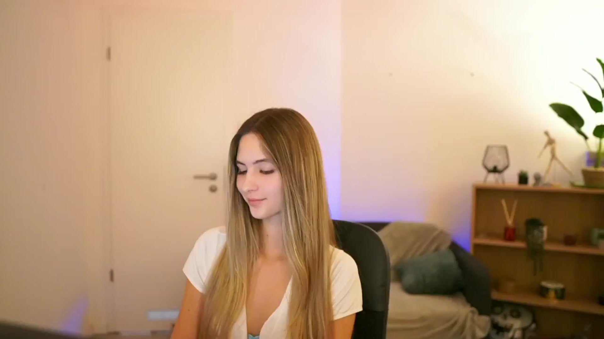 Gallery image thumbnail from CuteGirl_18's myfreecams stream on, 01/08/2025, 19:08 image 6 of 20