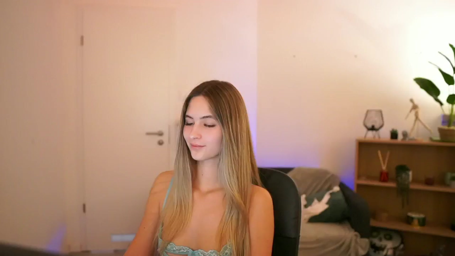 Gallery image thumbnail from CuteGirl_18's myfreecams stream on, 01/08/2025, 19:08 image 10 of 20