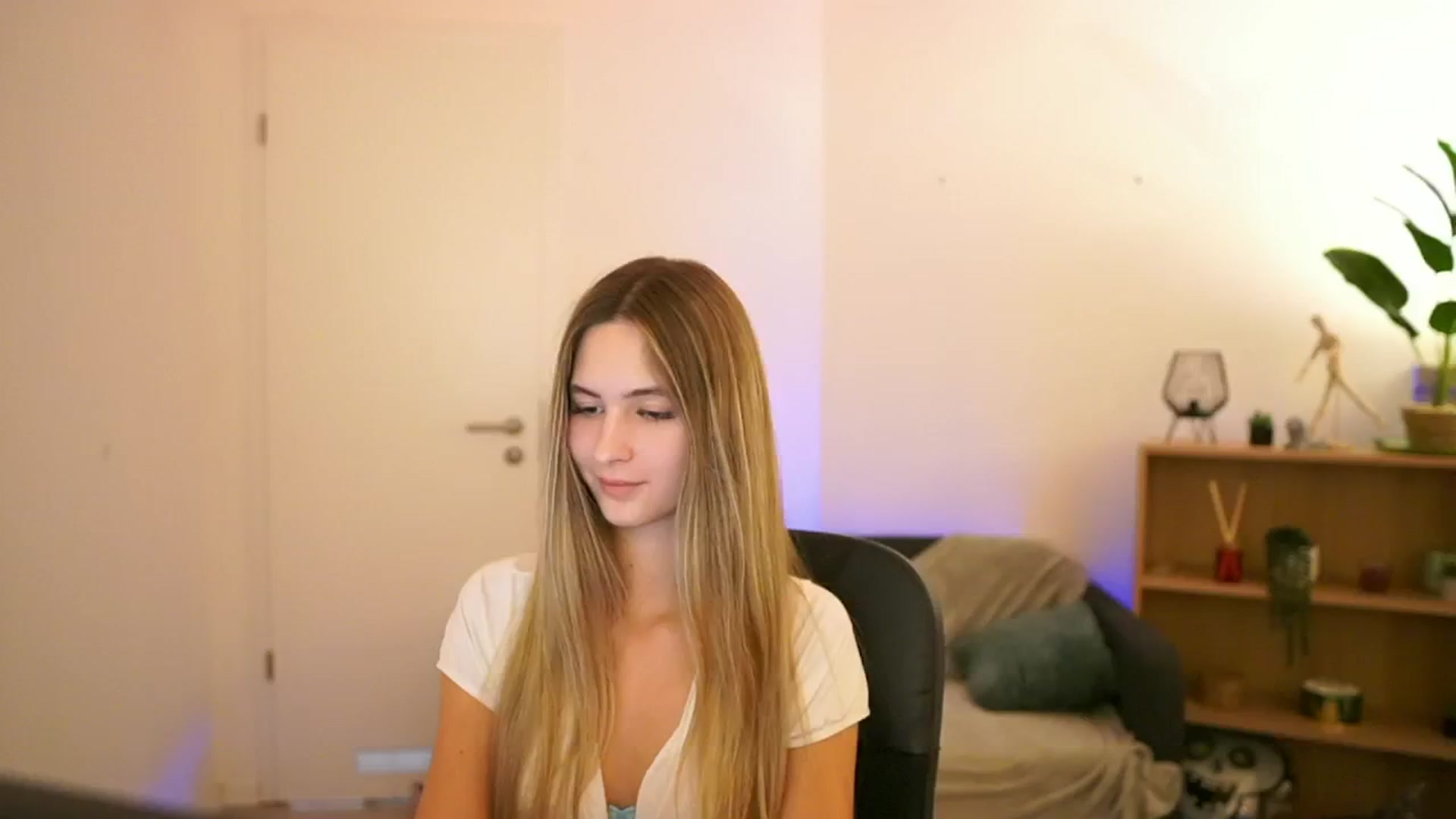 Gallery image thumbnail from CuteGirl_18's myfreecams stream on, 01/08/2025, 19:08 image 2 of 20