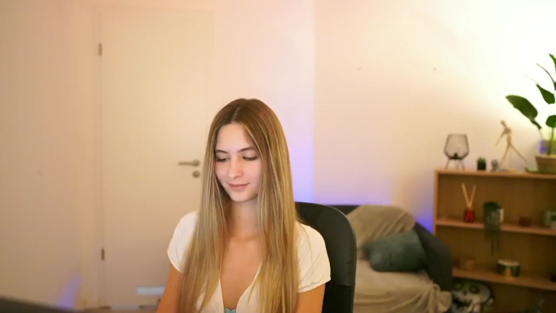 Gallery image thumbnail from CuteGirl_18's myfreecams stream on, 01/08/2025, 19:08 image 4 of 20