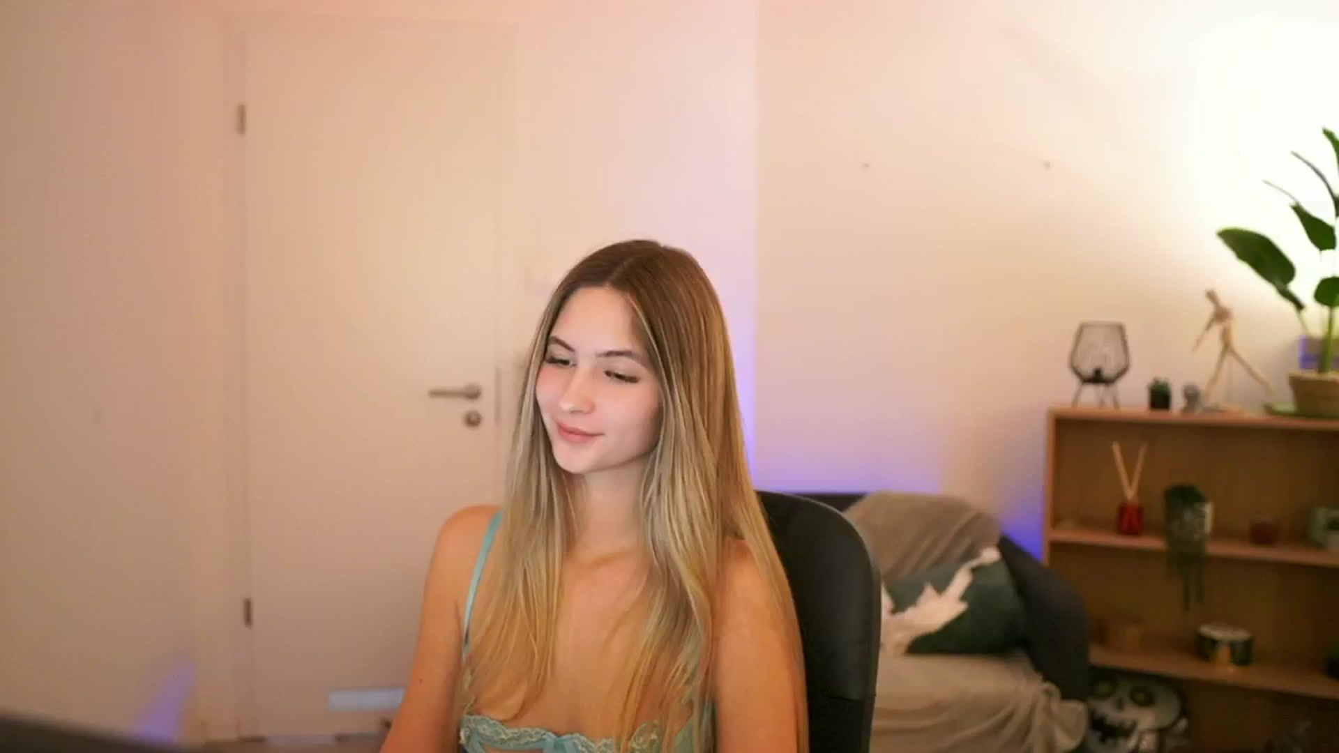 Gallery image thumbnail from CuteGirl_18's myfreecams stream on, 01/08/2025, 19:08 image 18 of 20