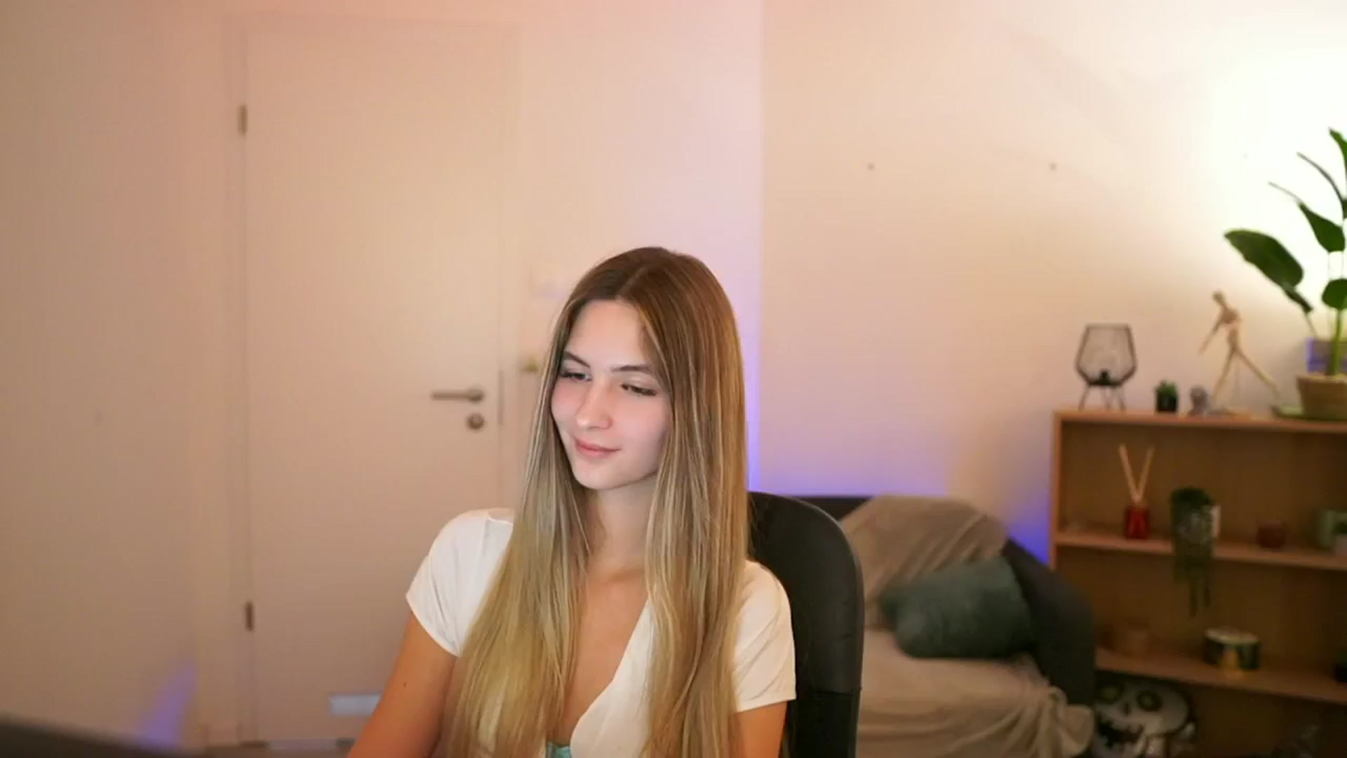 Gallery image thumbnail from CuteGirl_18's myfreecams stream on, 01/08/2025, 19:08 image 8 of 20
