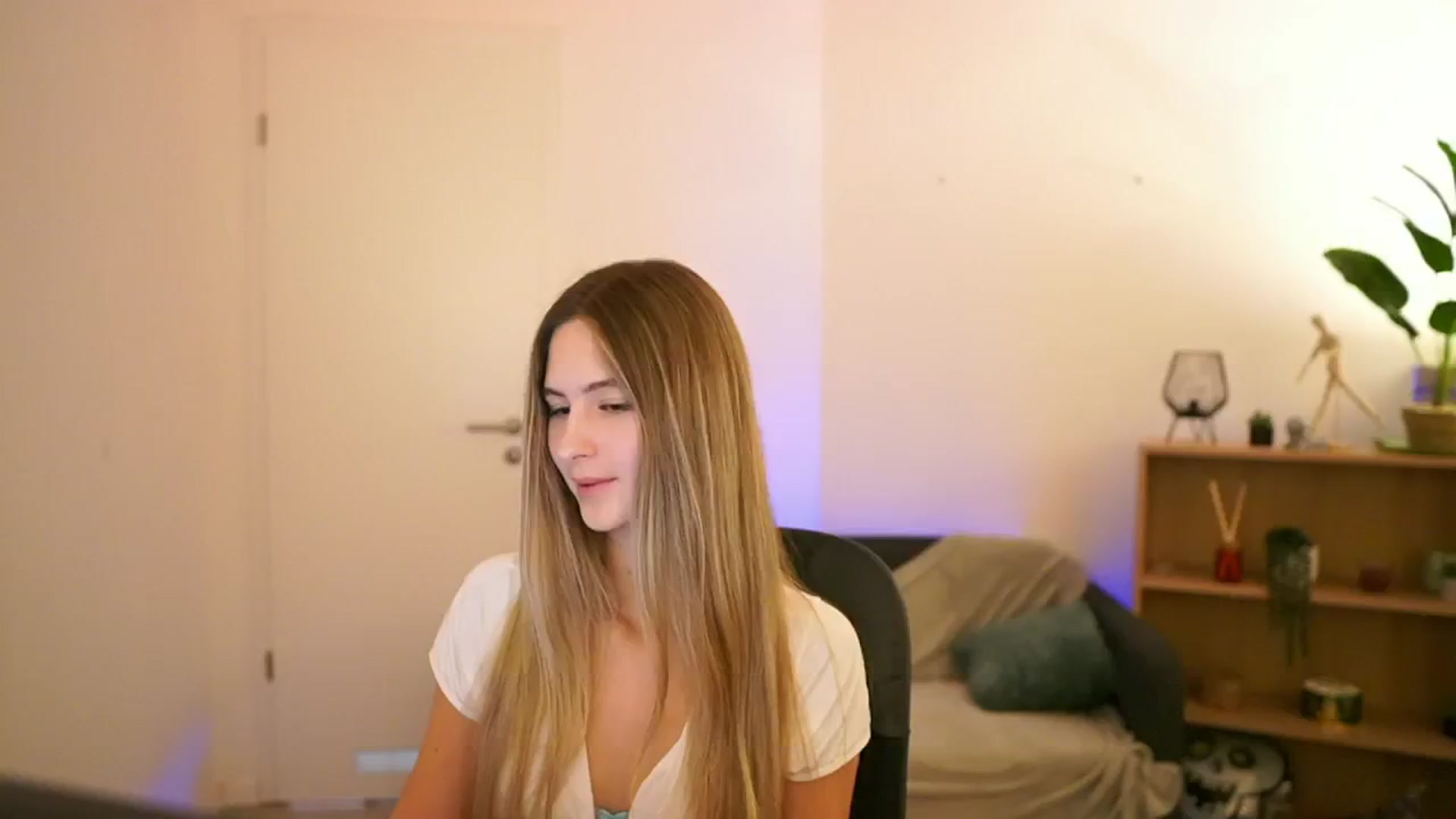 Gallery image thumbnail from CuteGirl_18's myfreecams stream on, 01/08/2025, 19:08 image 3 of 20