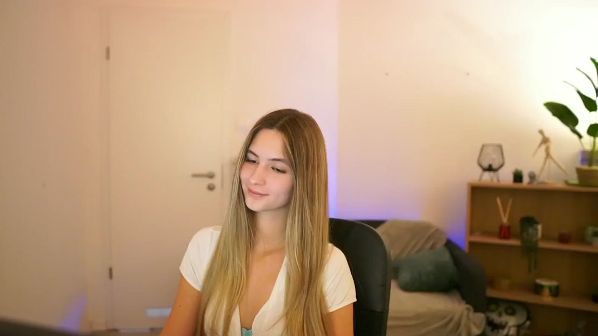 Gallery image thumbnail from CuteGirl_18's myfreecams stream on, 01/08/2025, 19:08 image 7 of 20