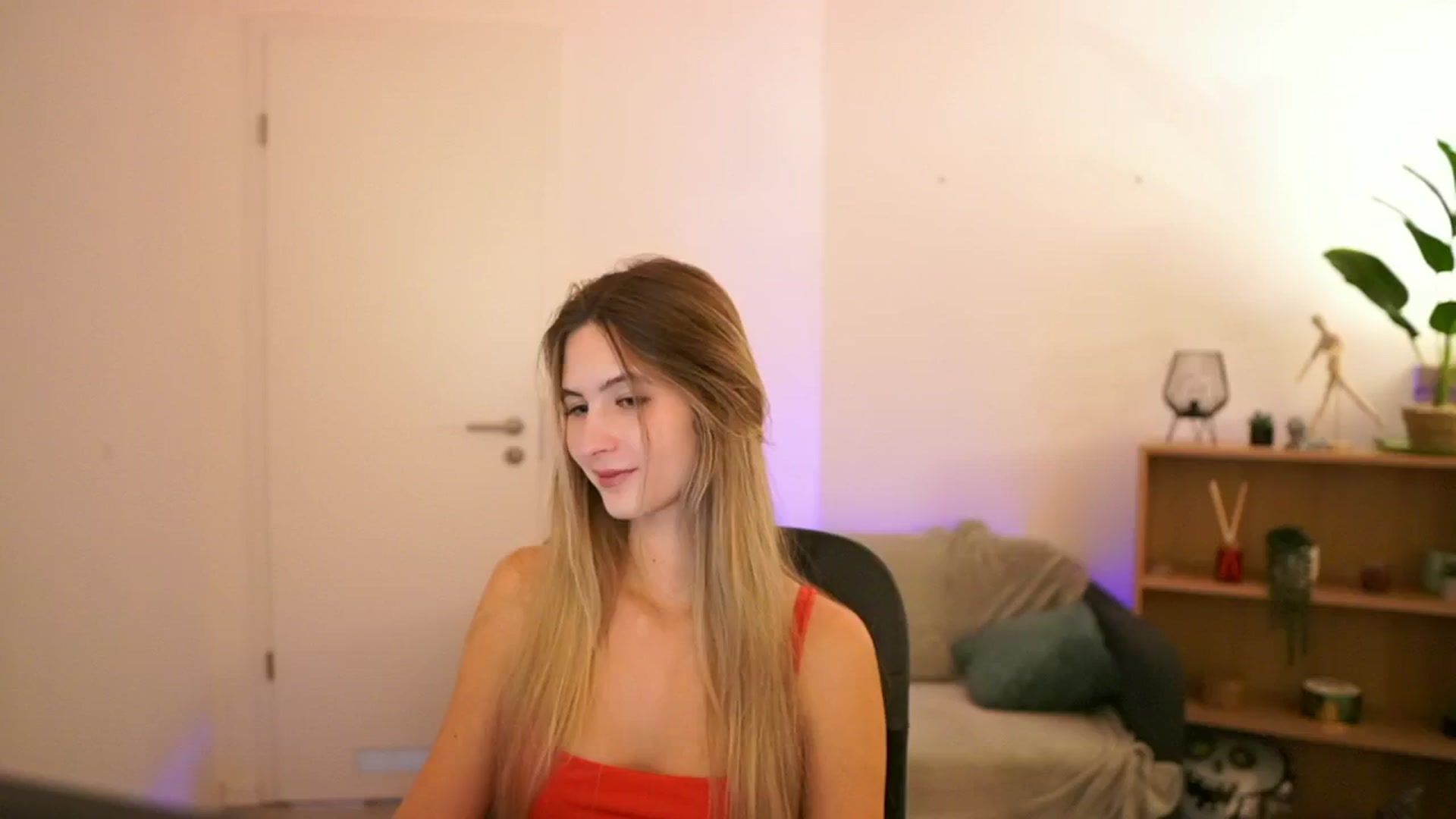 Gallery image thumbnail from CuteGirl_18's myfreecams stream on, 01/09/2025, 14:50 image 13 of 20