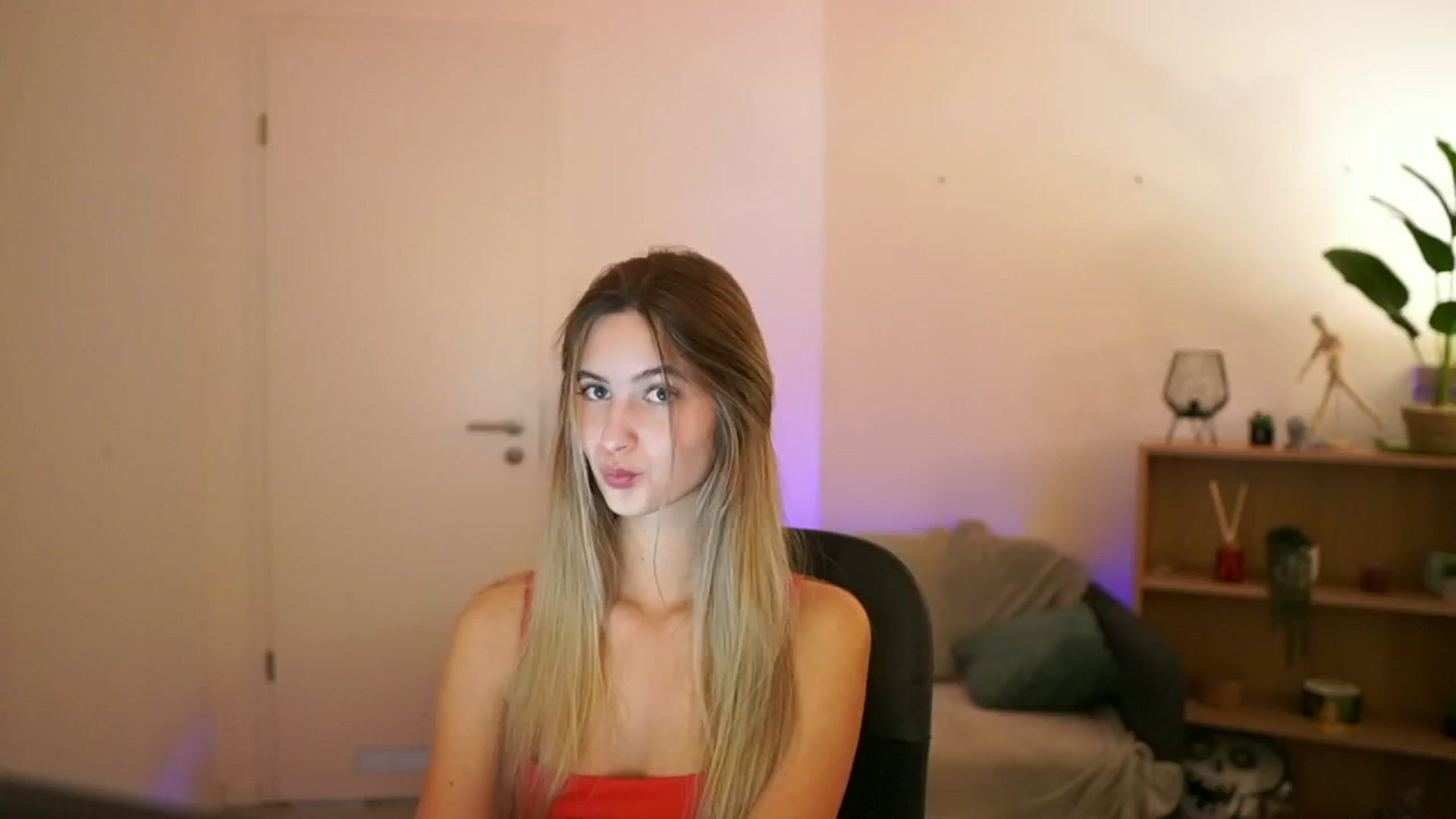 Gallery image thumbnail from CuteGirl_18's myfreecams stream on, 01/09/2025, 14:50 image 11 of 20