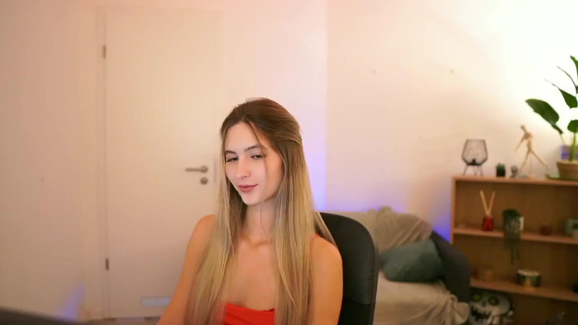 Gallery image thumbnail from CuteGirl_18's myfreecams stream on, 01/09/2025, 14:50 image 3 of 20