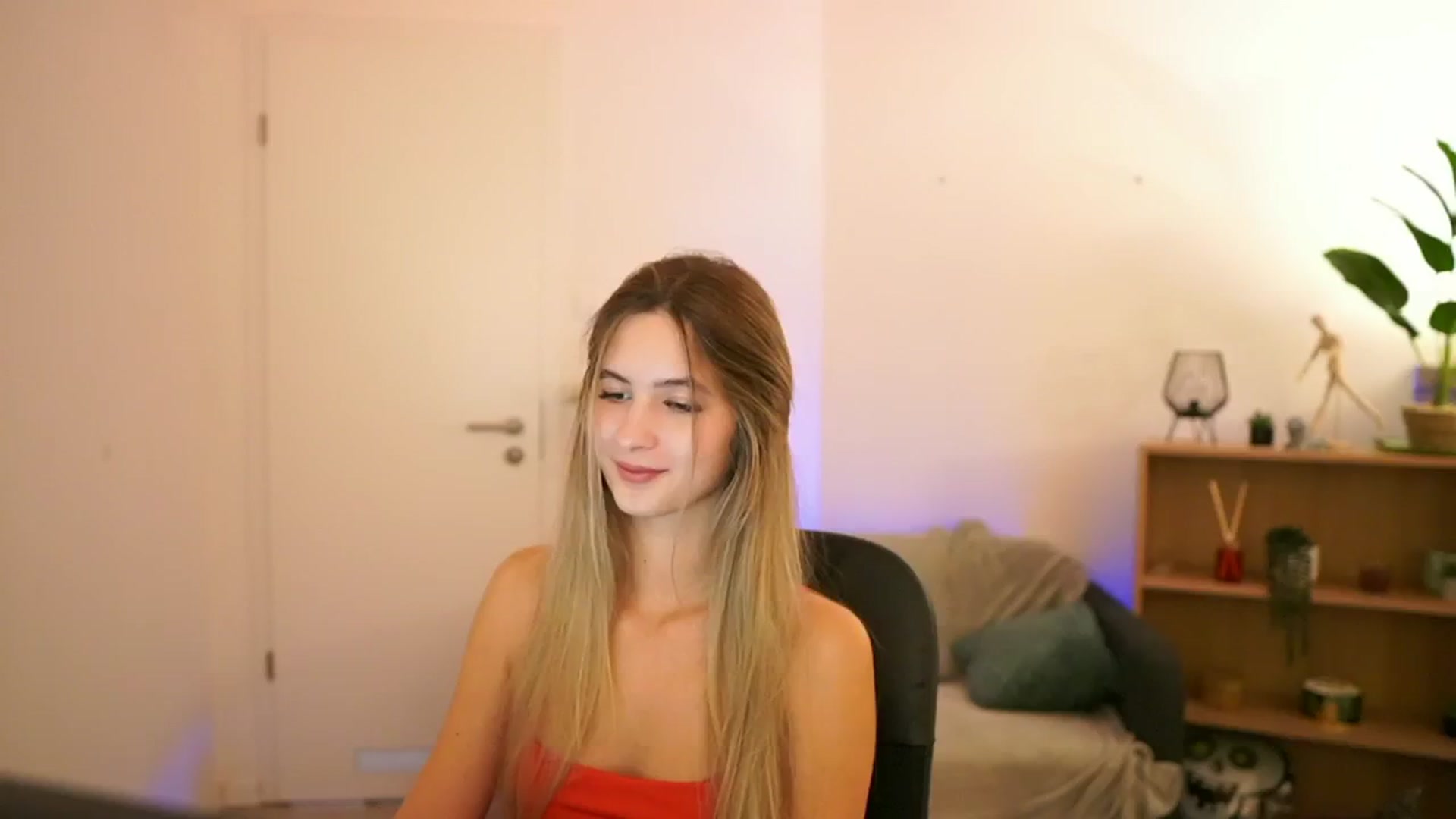 Gallery image thumbnail from CuteGirl_18's myfreecams stream on, 01/09/2025, 14:50 image 10 of 20