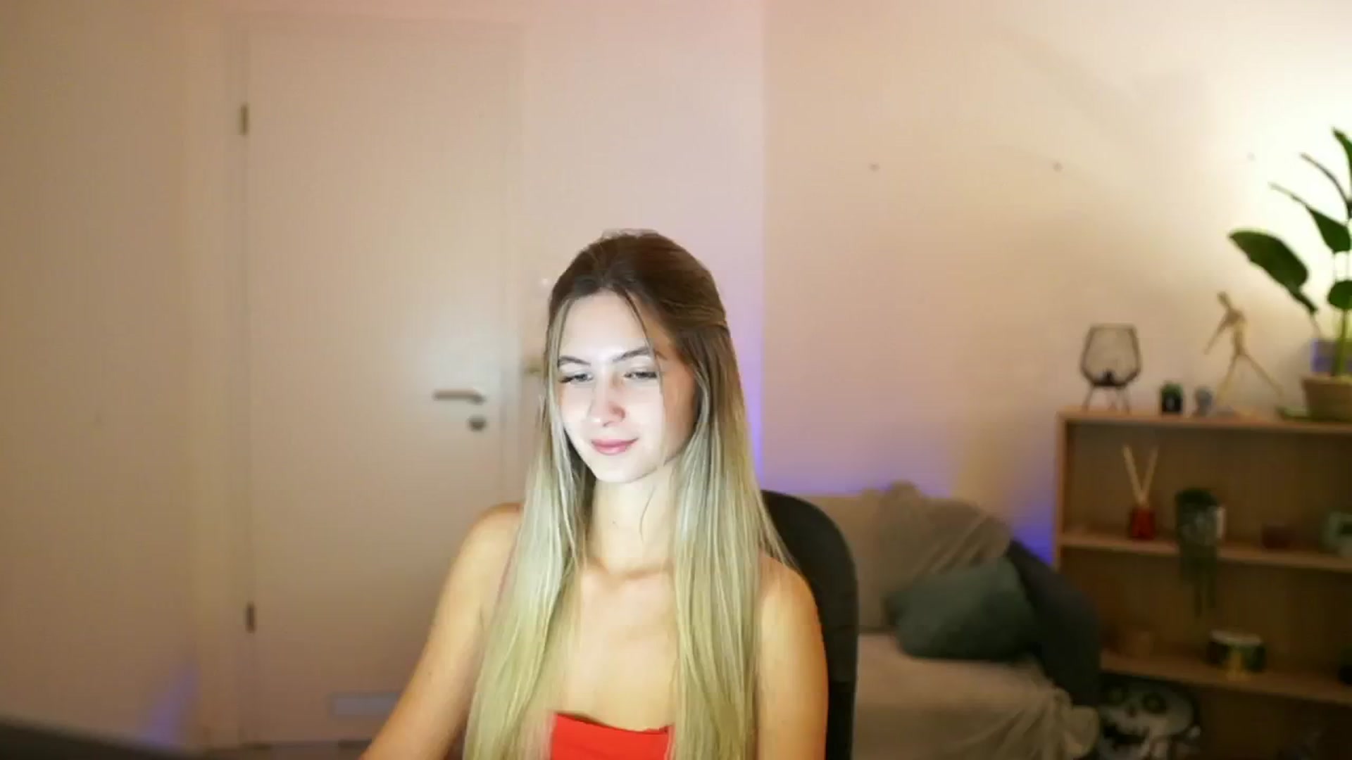 Gallery image thumbnail from CuteGirl_18's myfreecams stream on, 01/09/2025, 14:50 image 1 of 20