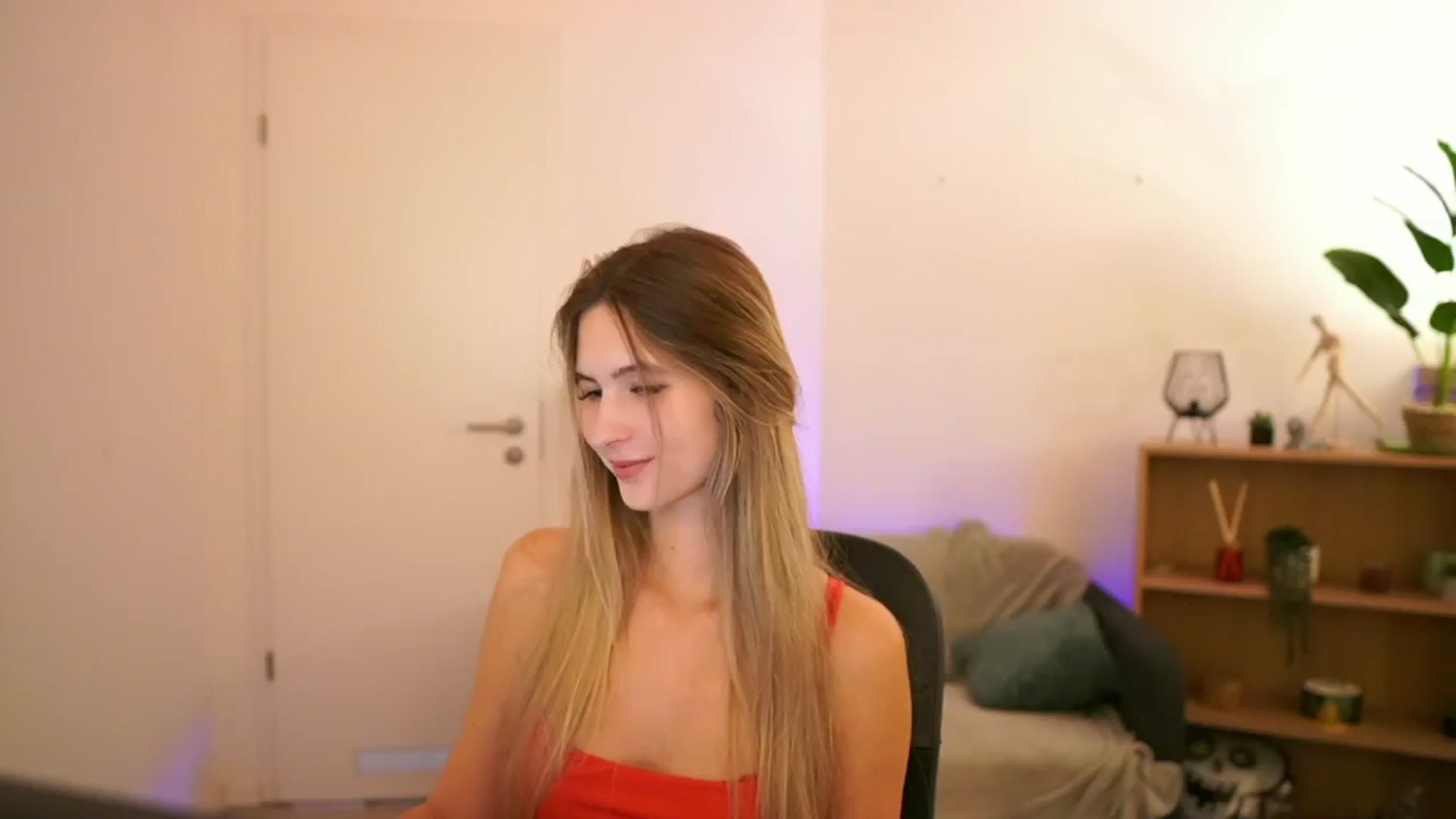 Gallery image thumbnail from CuteGirl_18's myfreecams stream on, 01/09/2025, 14:50 image 14 of 20