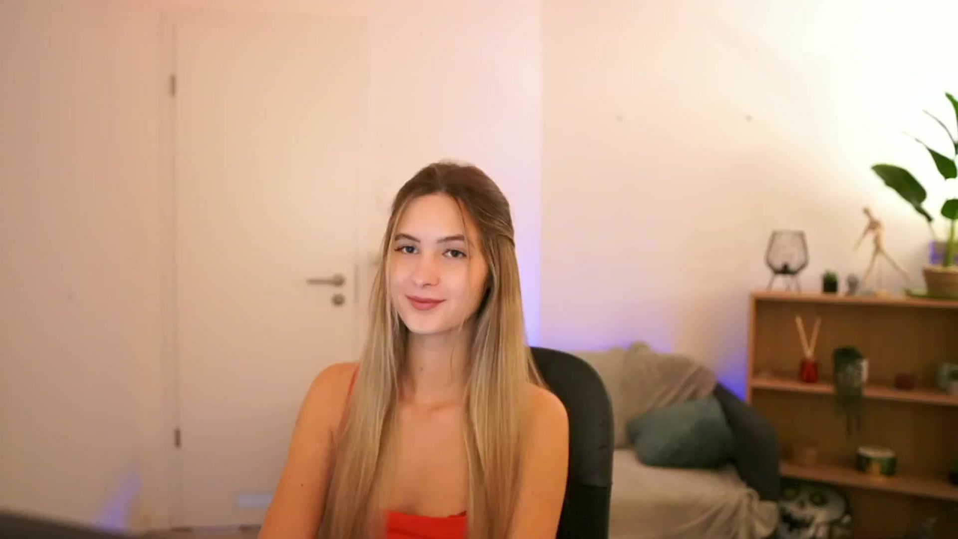 Gallery image thumbnail from CuteGirl_18's myfreecams stream on, 01/09/2025, 14:50 image 2 of 20